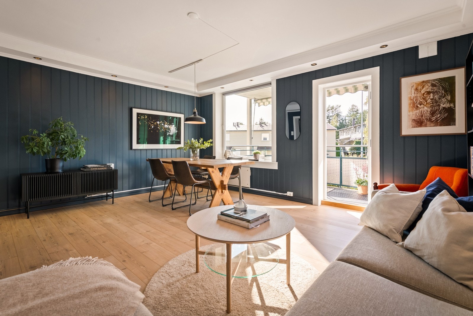 Stor stue med innredning for både stor sofa og stort spisebord Galleribilde