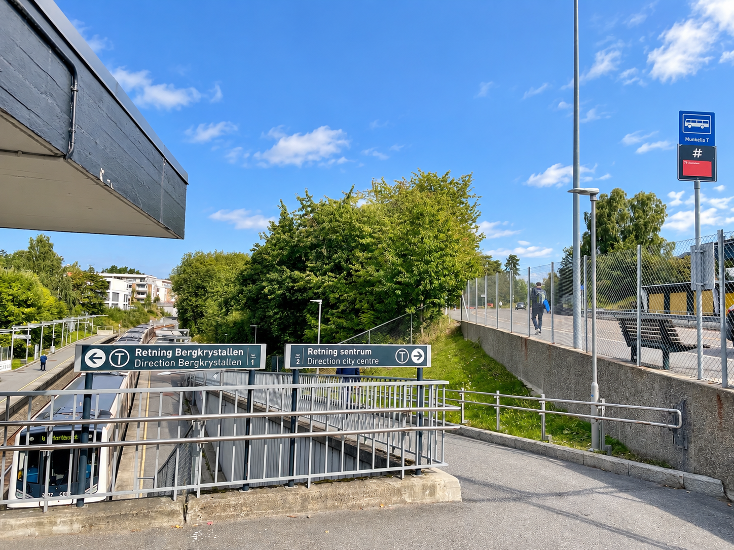 Kort vei til både Munkelia T-Banestasjon Linje 1 og 4 samt Bussholdeplass for rute 79 Galleribilde