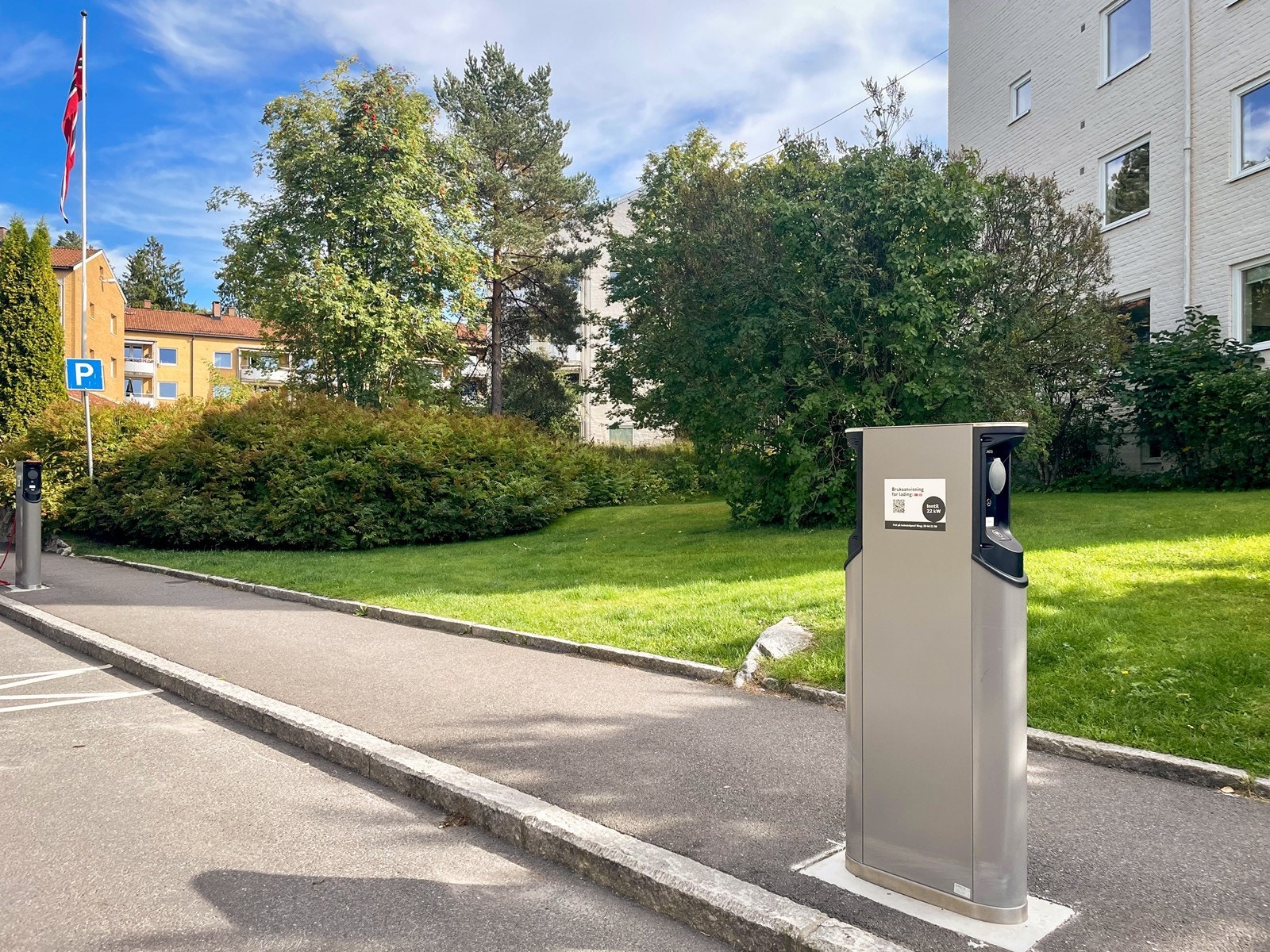 Kommunale ladestasjoner for El-bil rett ved boligen Galleribilde