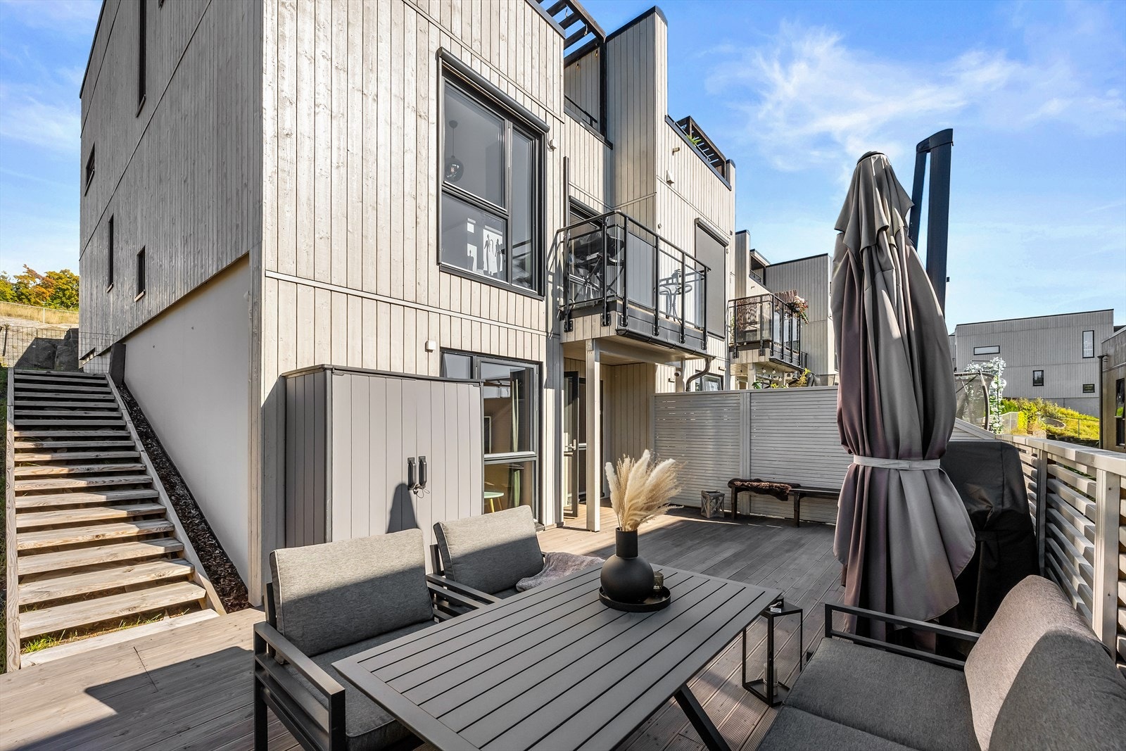 Boligen har flere solrike uteplasser med alt fra markterrasse, takterrasse og to balkonger Galleribilde