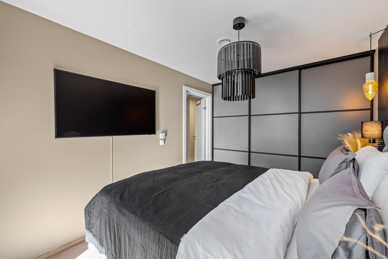 Rommet har gode oppbevaringsmuligheter med skyvedørsgarderobe og fremstår som en komfortabel og skjermet sone i boligen Galleribilde