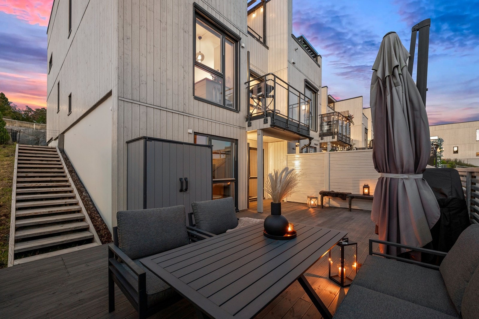 Markterrassen er på ca. 39 kvadratmeter og har god plass til utemøblement og grill. Det er enkel adkomst via utvendig trapp, samt fra hovedsoverommet Galleribilde