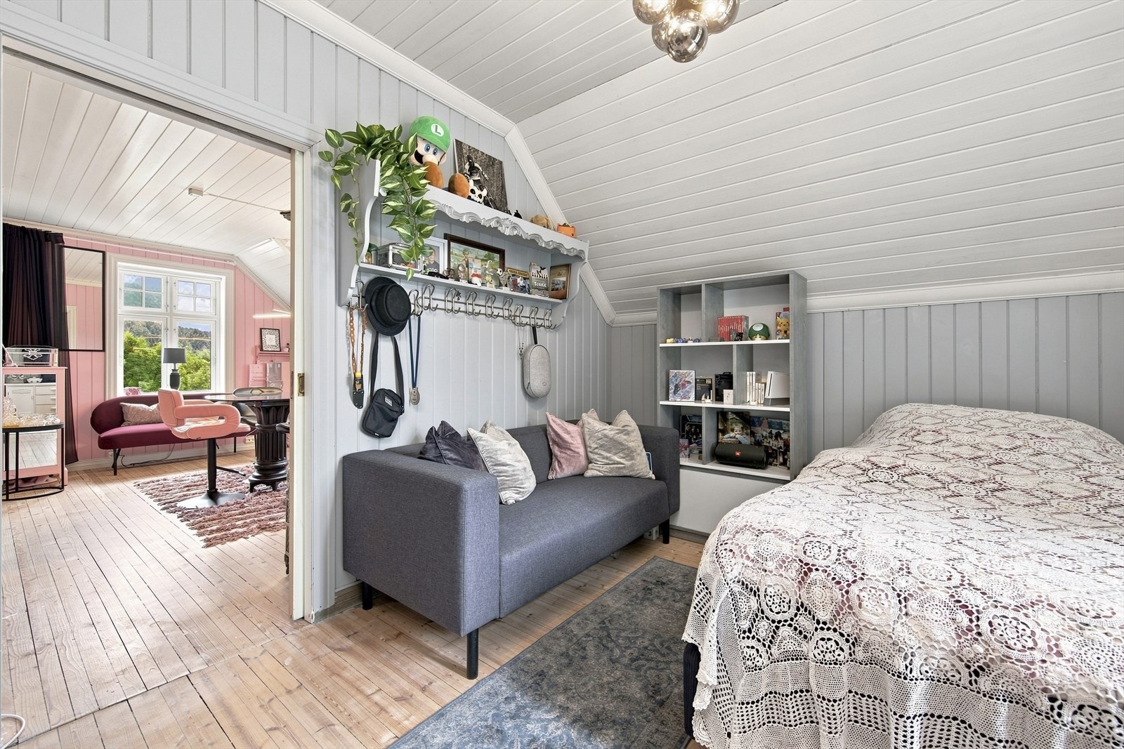 Det andre soverommet har god plass til både seng og sitteplass. Galleribilde