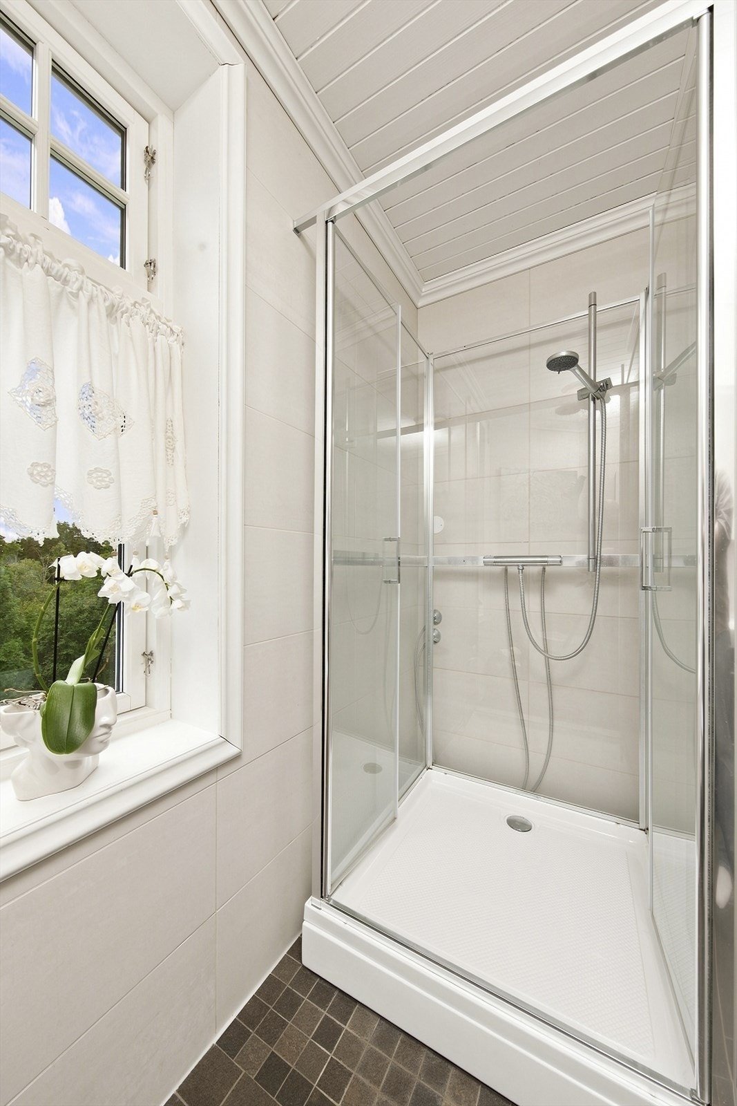 Badet i andre etasje er utstyrt med dusjkabinett. Galleribilde