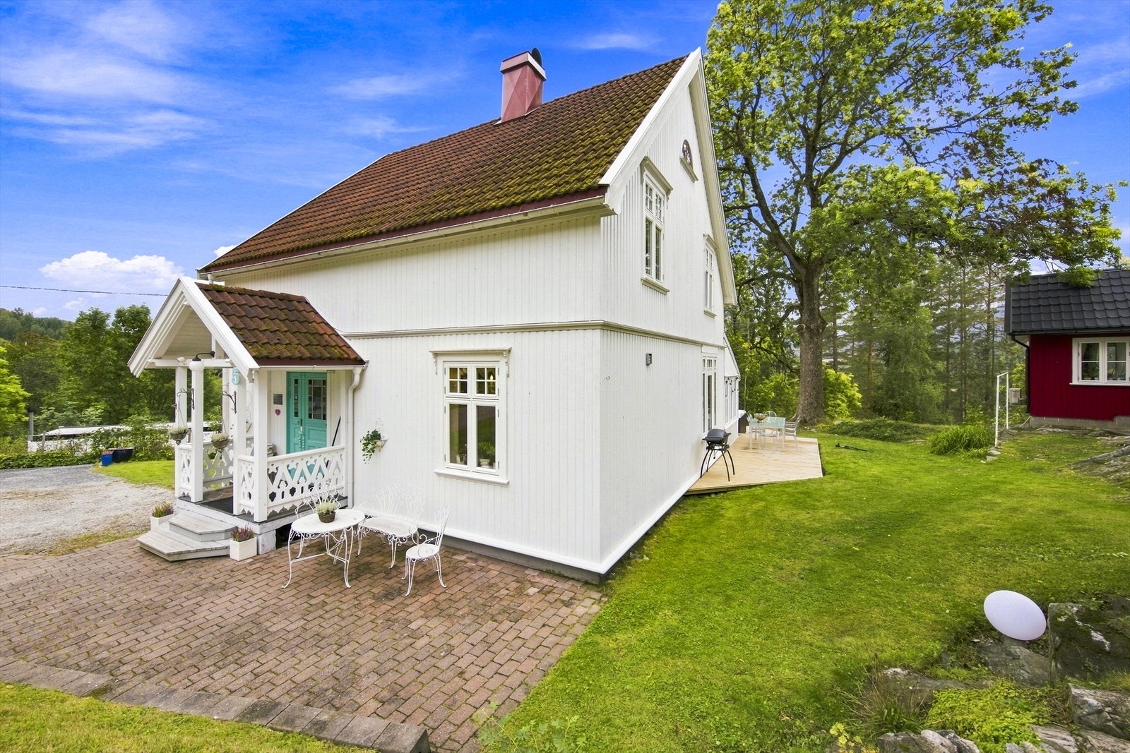 Eiendommen består av en hovedbolig over to plan, separat sidebygg, låve og garasje i landlige omgivelser. Galleribilde