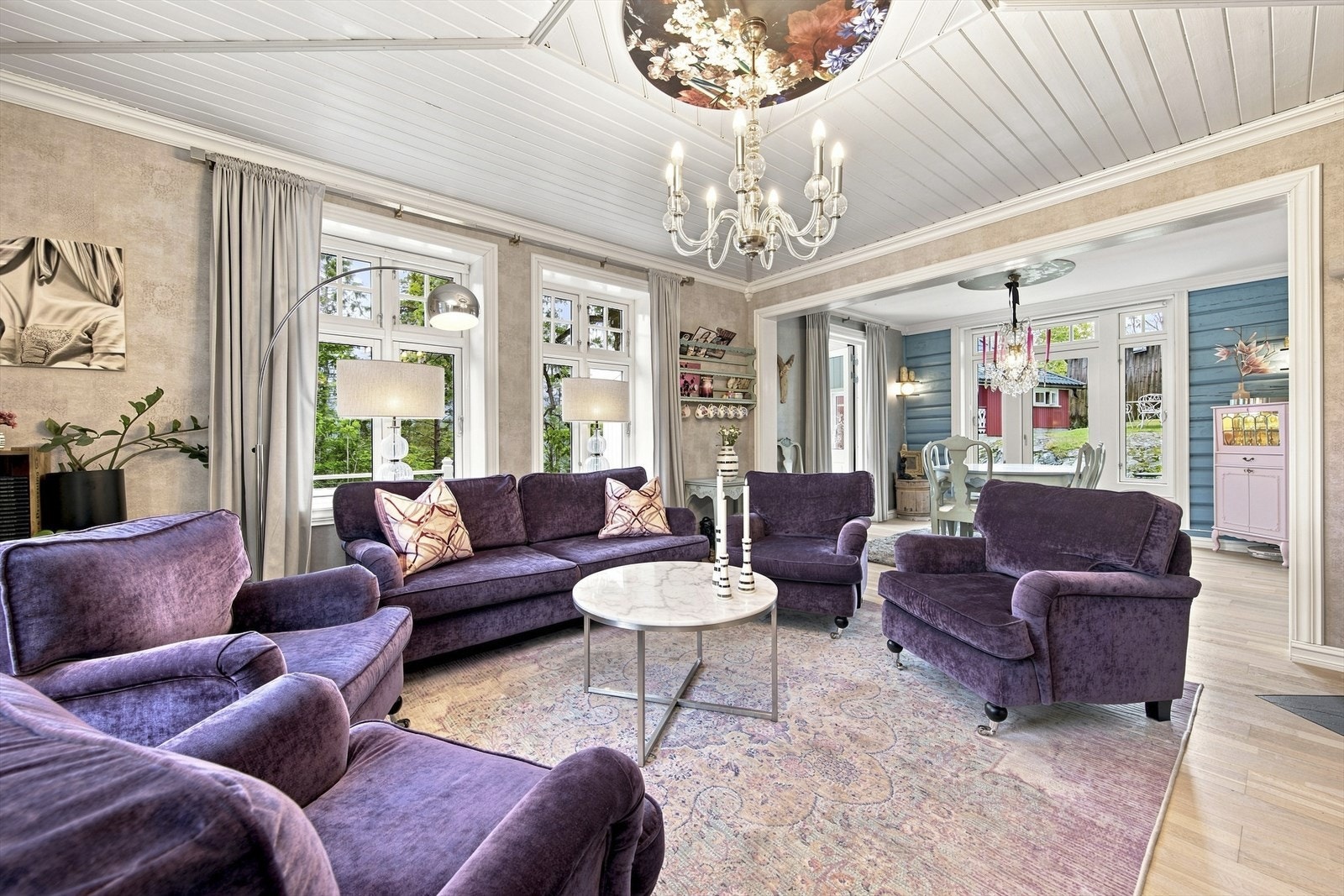 Stuen har gode lysforhold fra flere vindusflater og god plass til sofagruppe. Galleribilde
