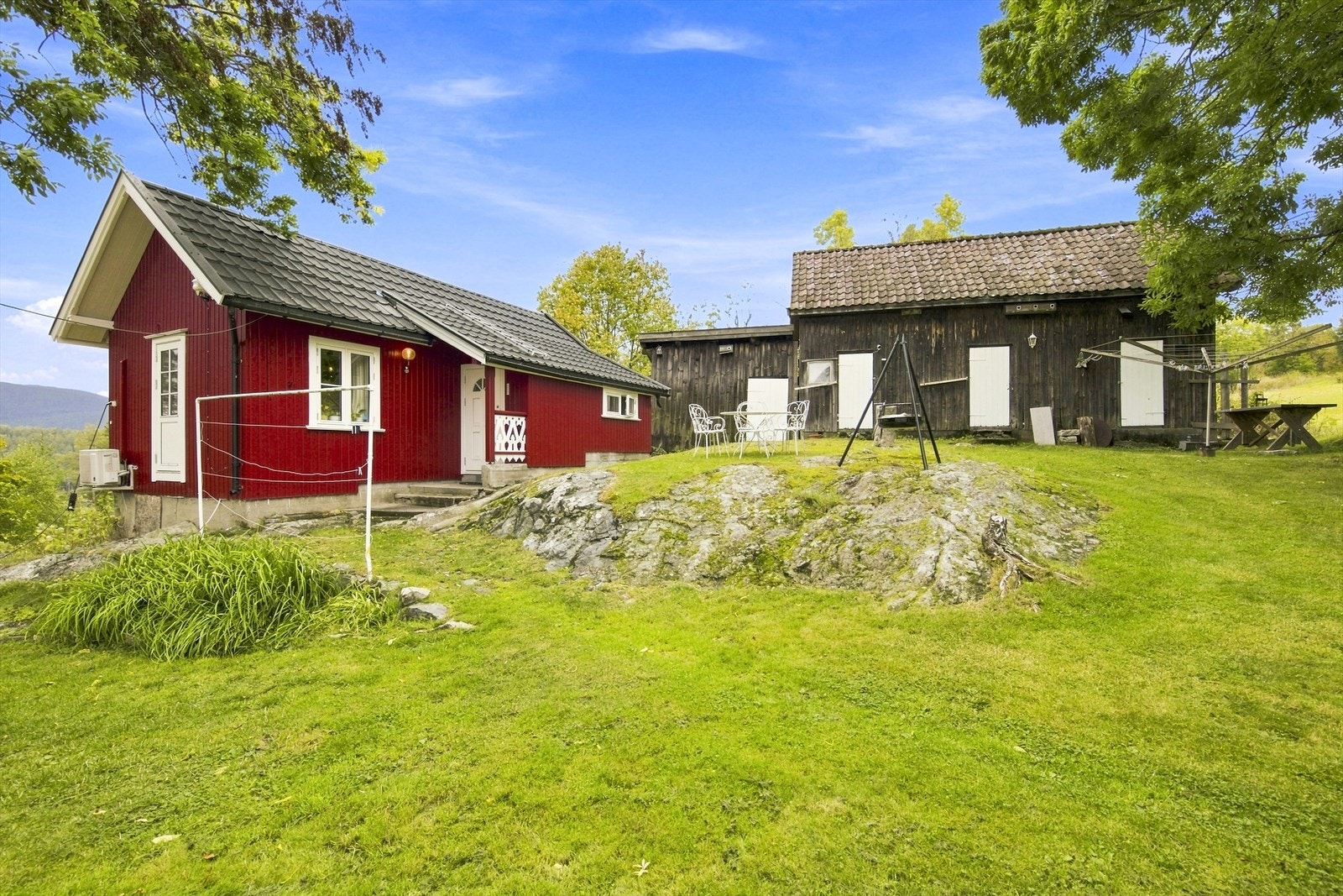 Tunet rommer både det moderniserte sidebygget og låven med flere bodarealer. Galleribilde