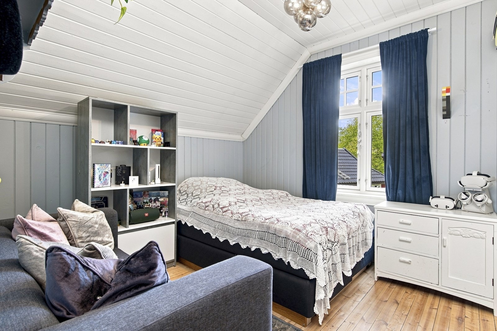 Gavlveggen har vindu og tregulv som gir en lun atmosfære. Galleribilde