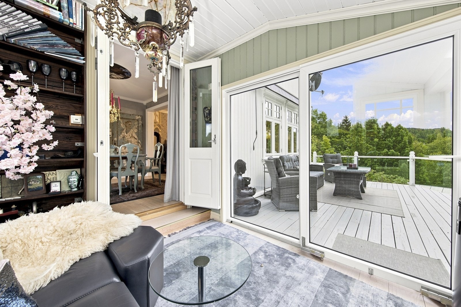 Vinterhagen har skyvedør med direkte adkomst ut til terrassen. Galleribilde