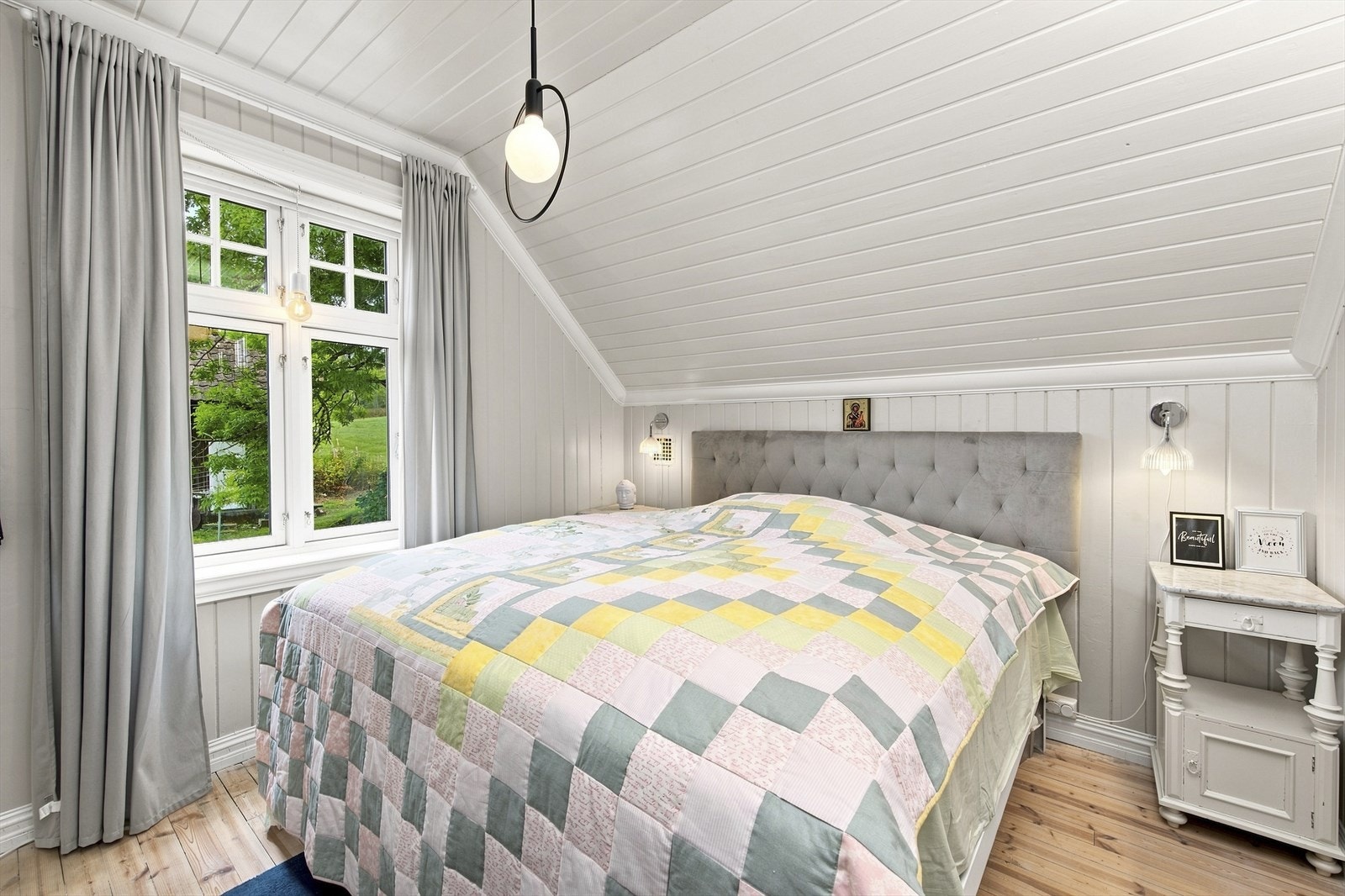 Panelte overflater og vindu med utsyn mot hagen og det grønne landskapet. Galleribilde
