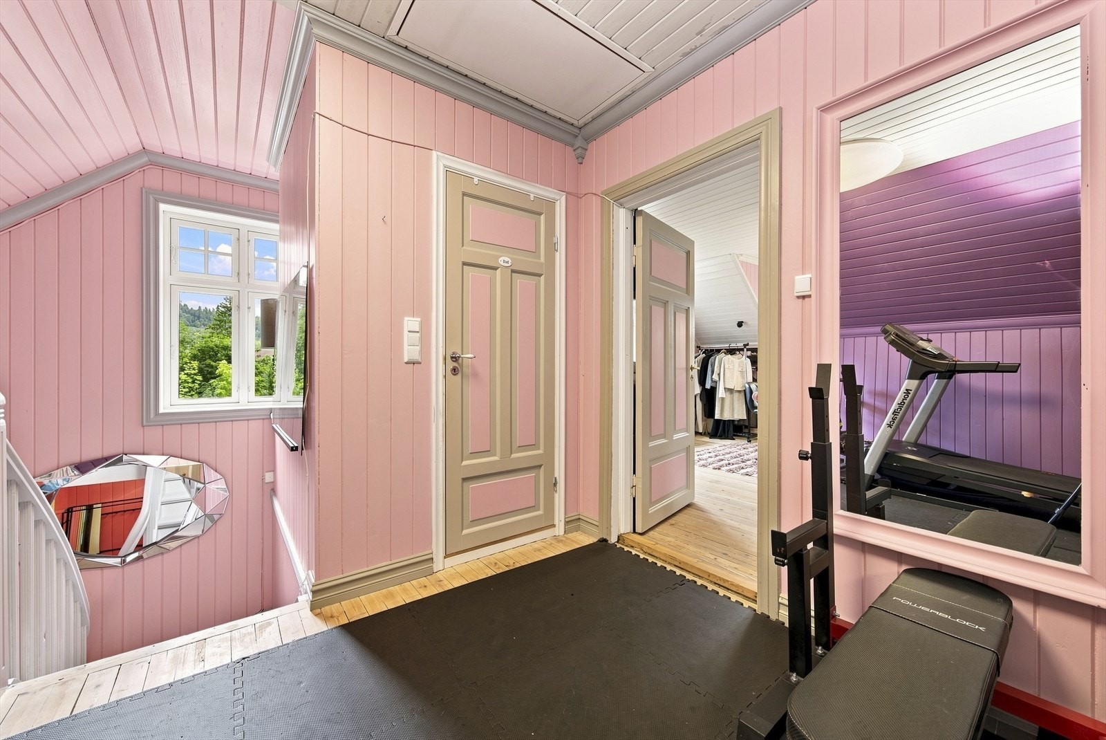 Gangen i andre etasje fordeler adkomsten til rommene og badet. Galleribilde