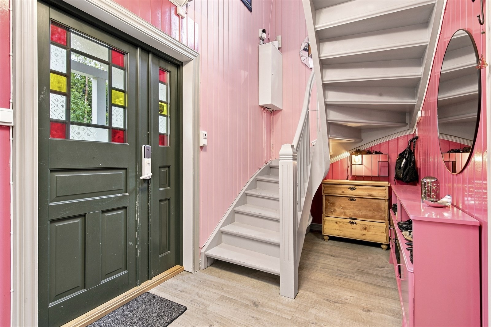 Entréen har malt tretrapp opp til andre etasje og adkomst videre inn i boligen. Galleribilde