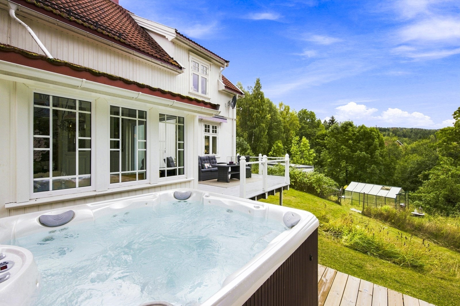 Fra jacuzzien er det utsikt over det grønne hageanlegget. Galleribilde