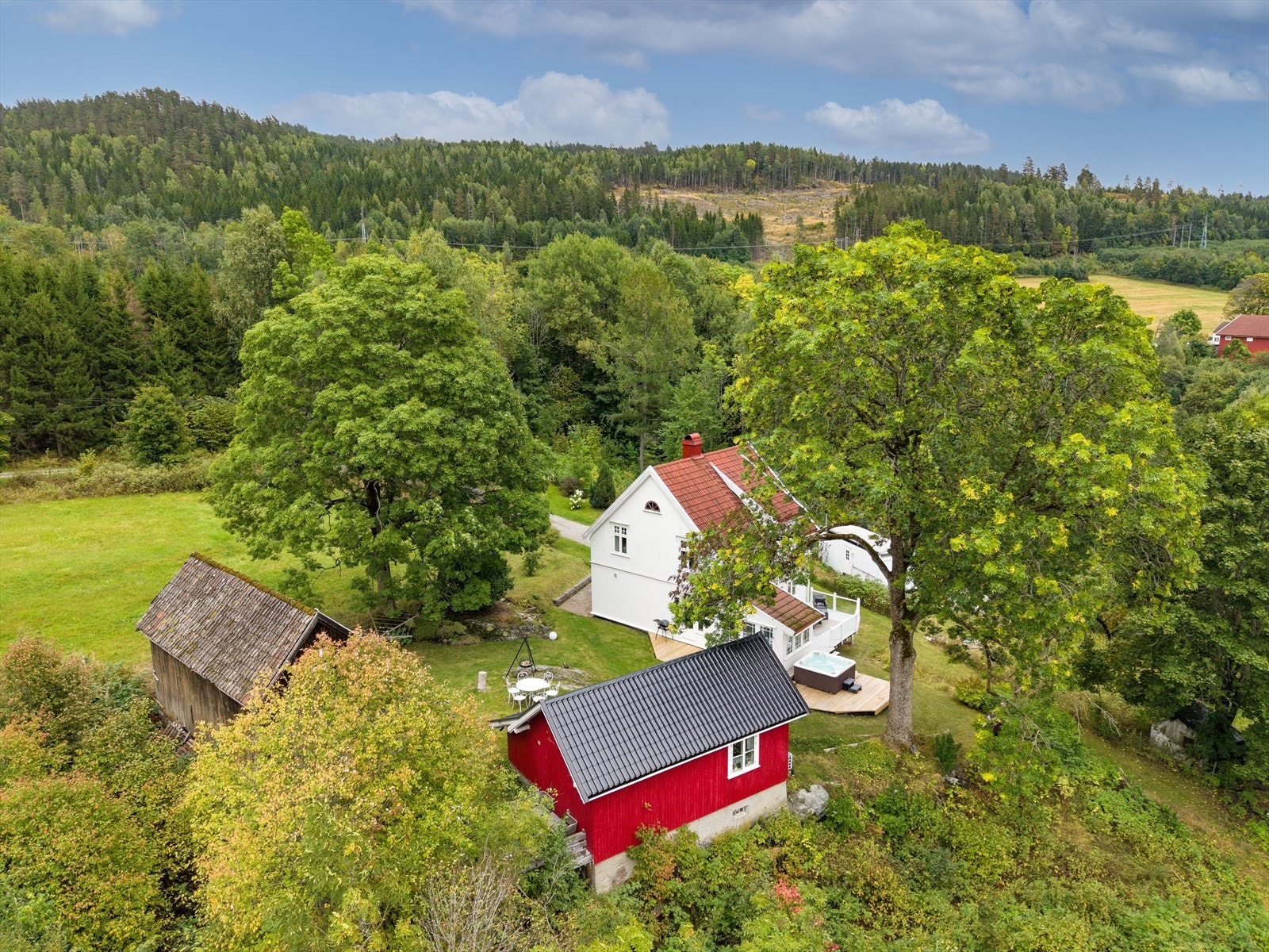 Eiendommen ligger idyllisk til omkranset av skog og grøntarealer i Skotselv. Galleribilde
