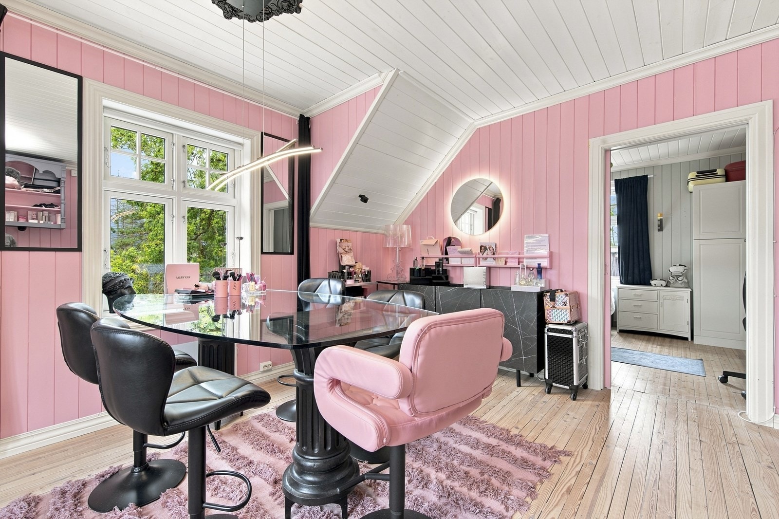 Tregulv og god vindusbelysning som slipper dagslyset inn fra gavlen. Galleribilde