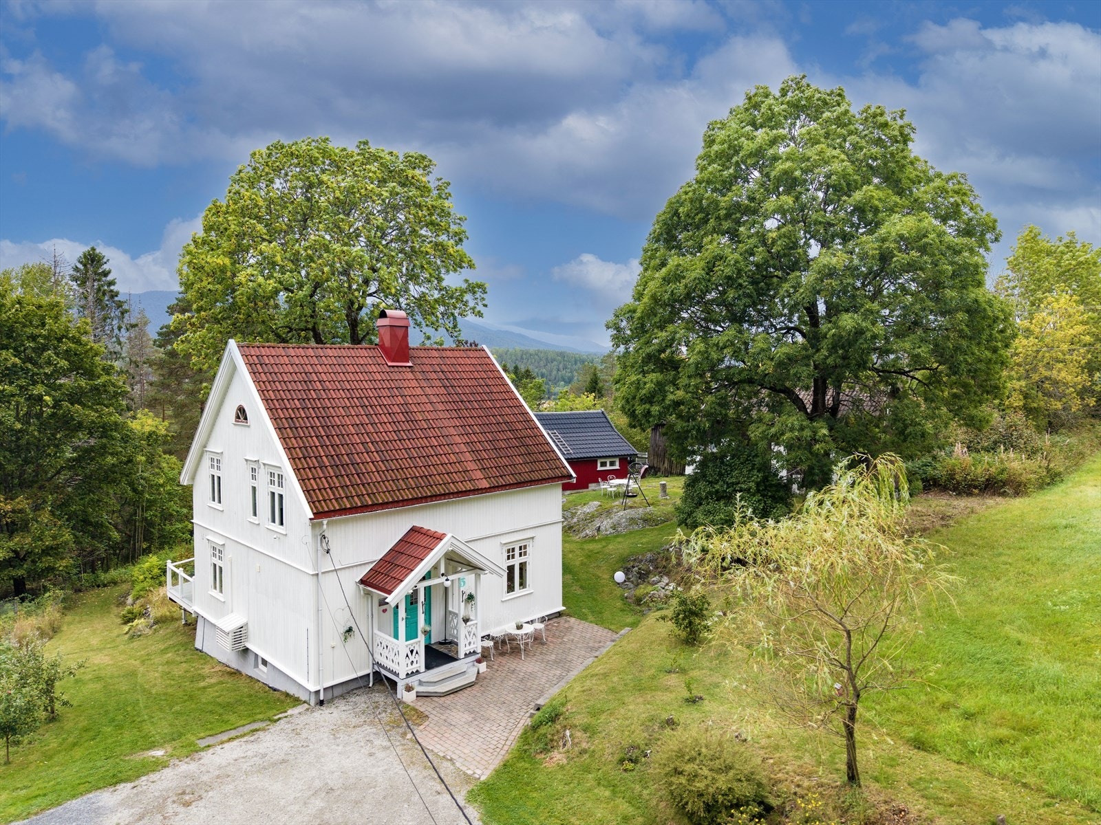 Hovedboligen er kledd i hvitmalt trepanel og har tak tekket med betongstein. Galleribilde