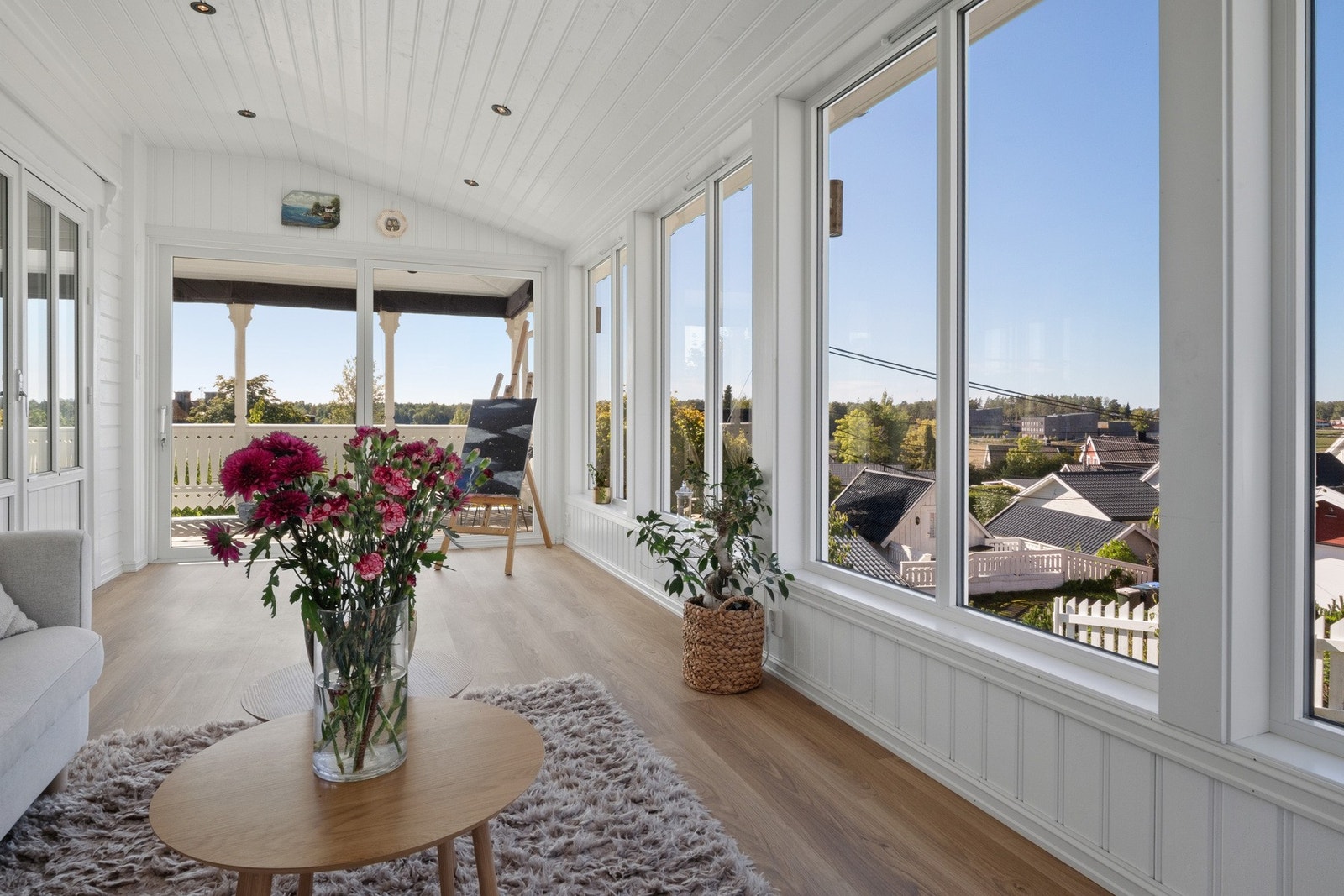 Praktisk sommerstue med store vindusflater og downlights. Galleribilde