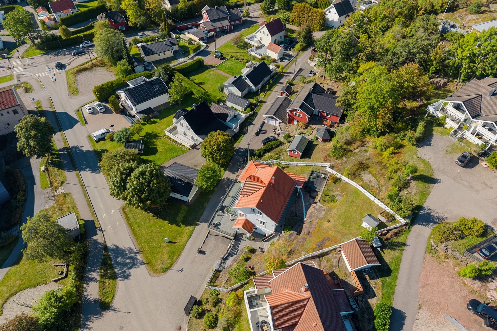 Eiendommens høye beliggenhet sørger ikke bare for upåklagelige solforhold, her kan det også skiltes med langstrakt, nydelig utsikt. Galleribilde