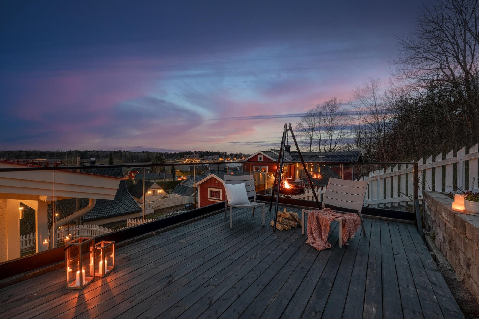 Mot nordøst er det trapp opp til en herlig uteplass som er etablert i skråningen. Galleribilde