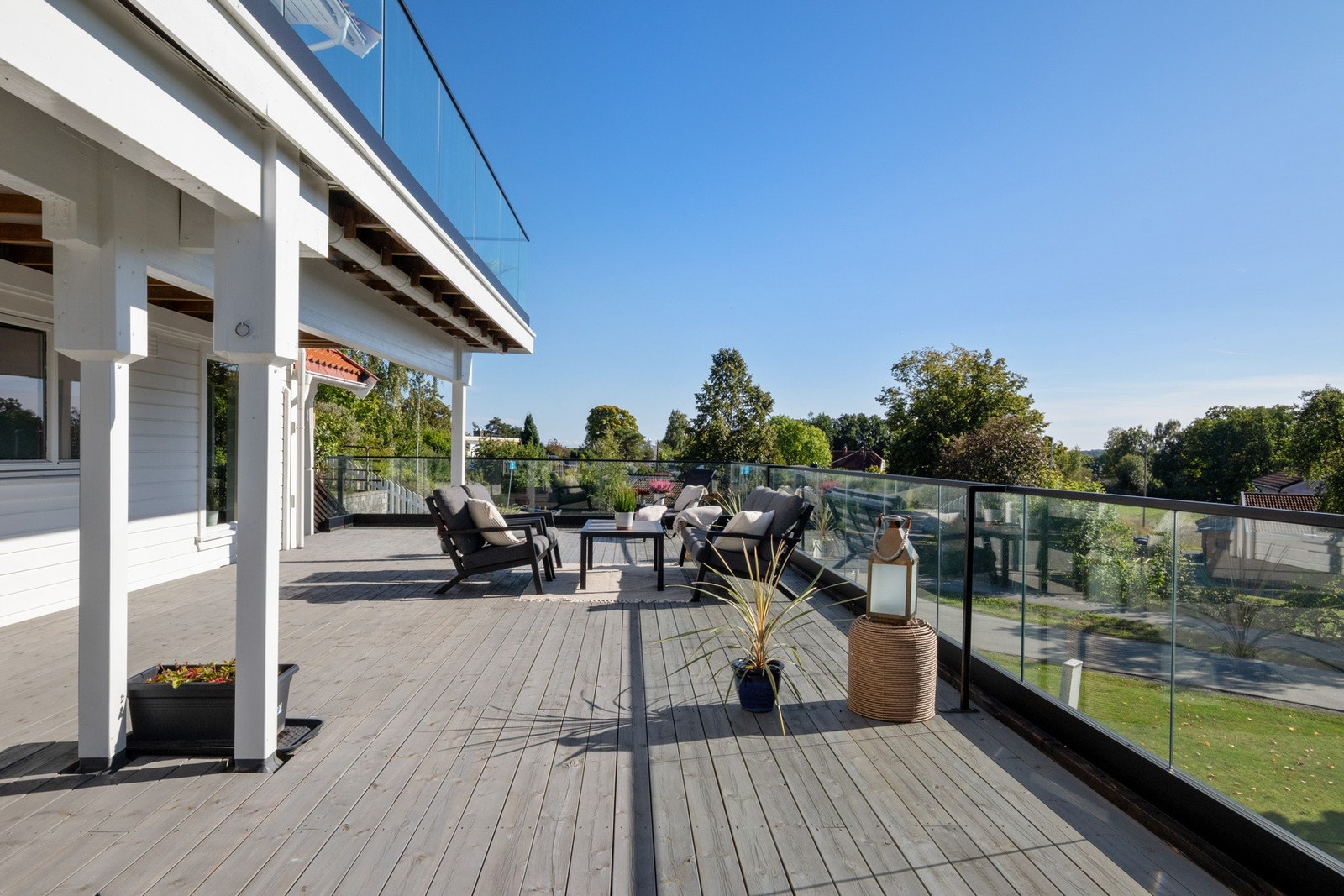 Stor og innbydende terrasse med gode solforhold store deler av dagen. Galleribilde