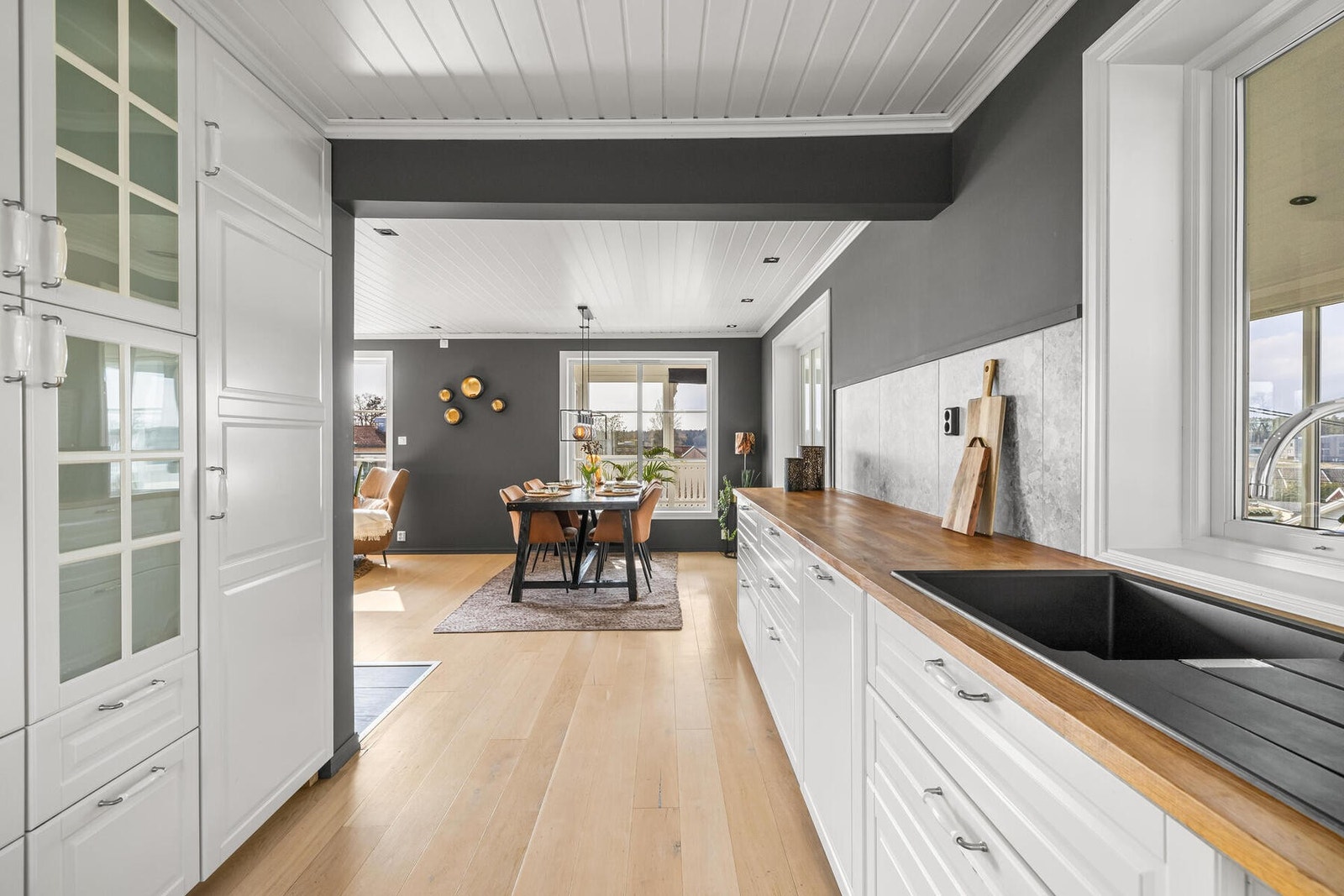 Kjøkkenet ligger i tilknytning til spisestuen, og var nytt i 2014. Det har et herskapelig og stilfullt design med gode benkeflater, mye oppbevaringsplass og smarte løsninger. Galleribilde