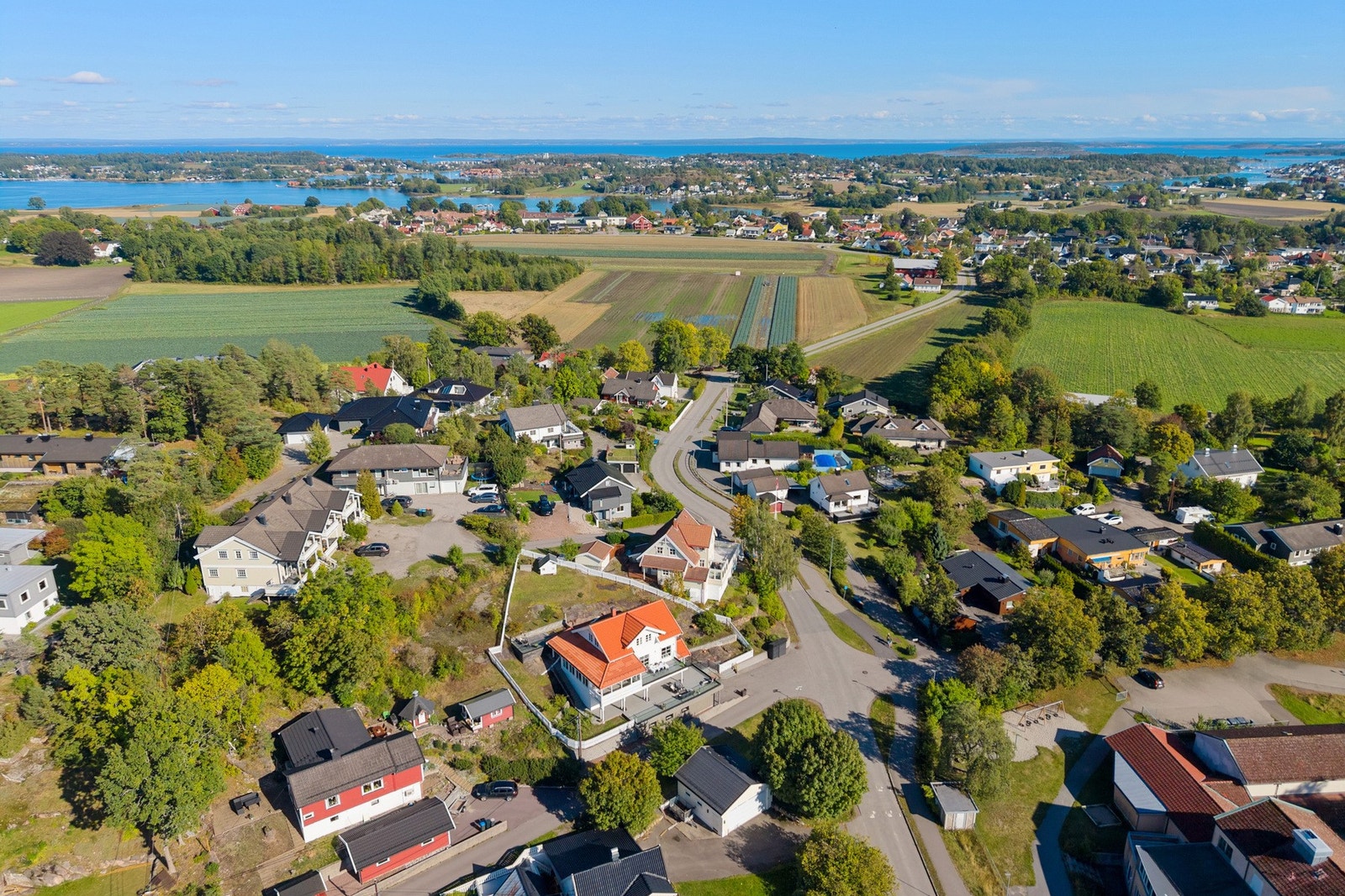 Eiendommen ligger barnevennlig og attraktivt til, med umiddelbar nærhet til busstopp, samt kort vei til lekeplass, fotballbane, badeplasser, barnehager og skoler. Galleribilde
