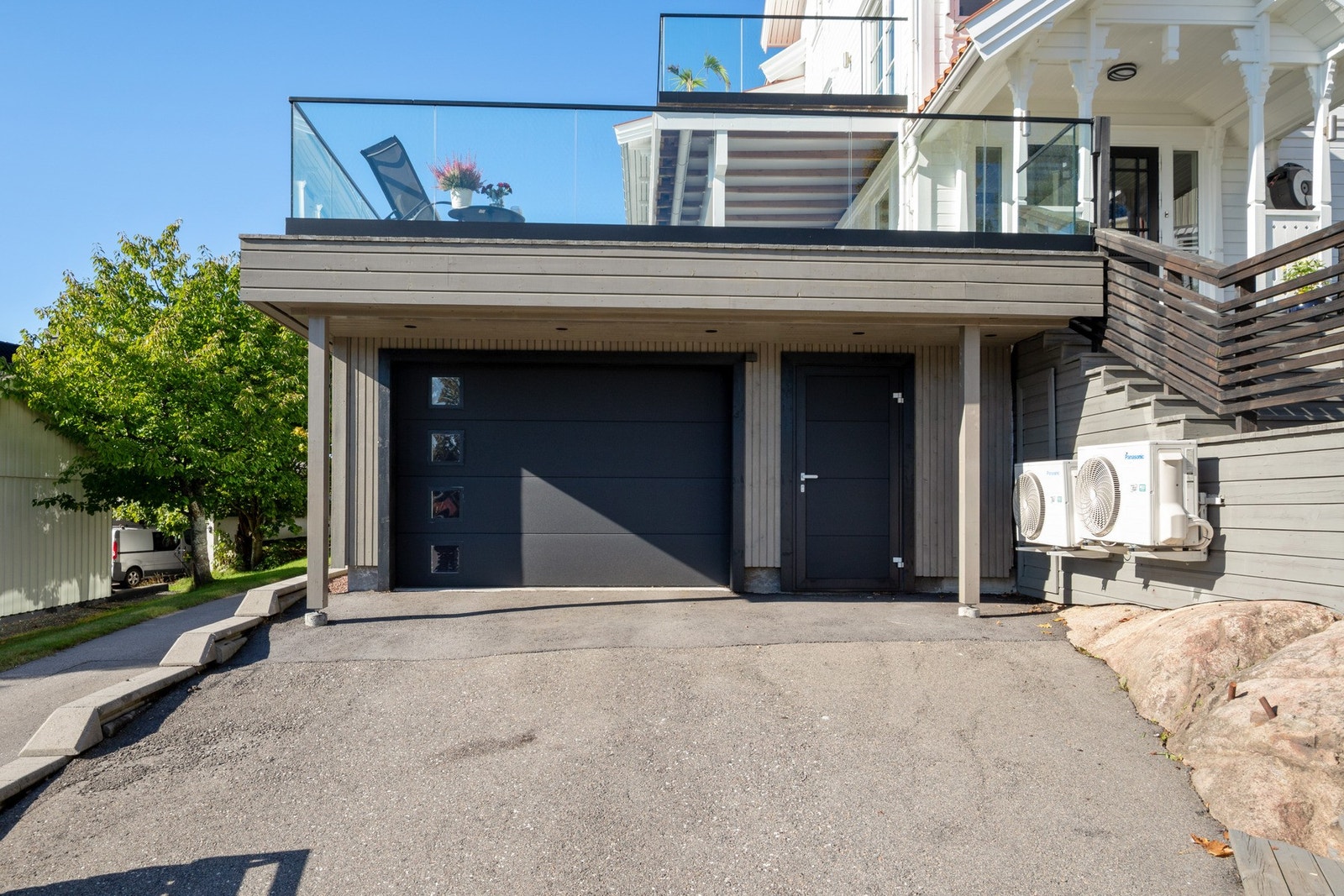 Integrert garasje med elektrisk portåpner gir enkel og praktisk adkomst til boligen. Galleribilde