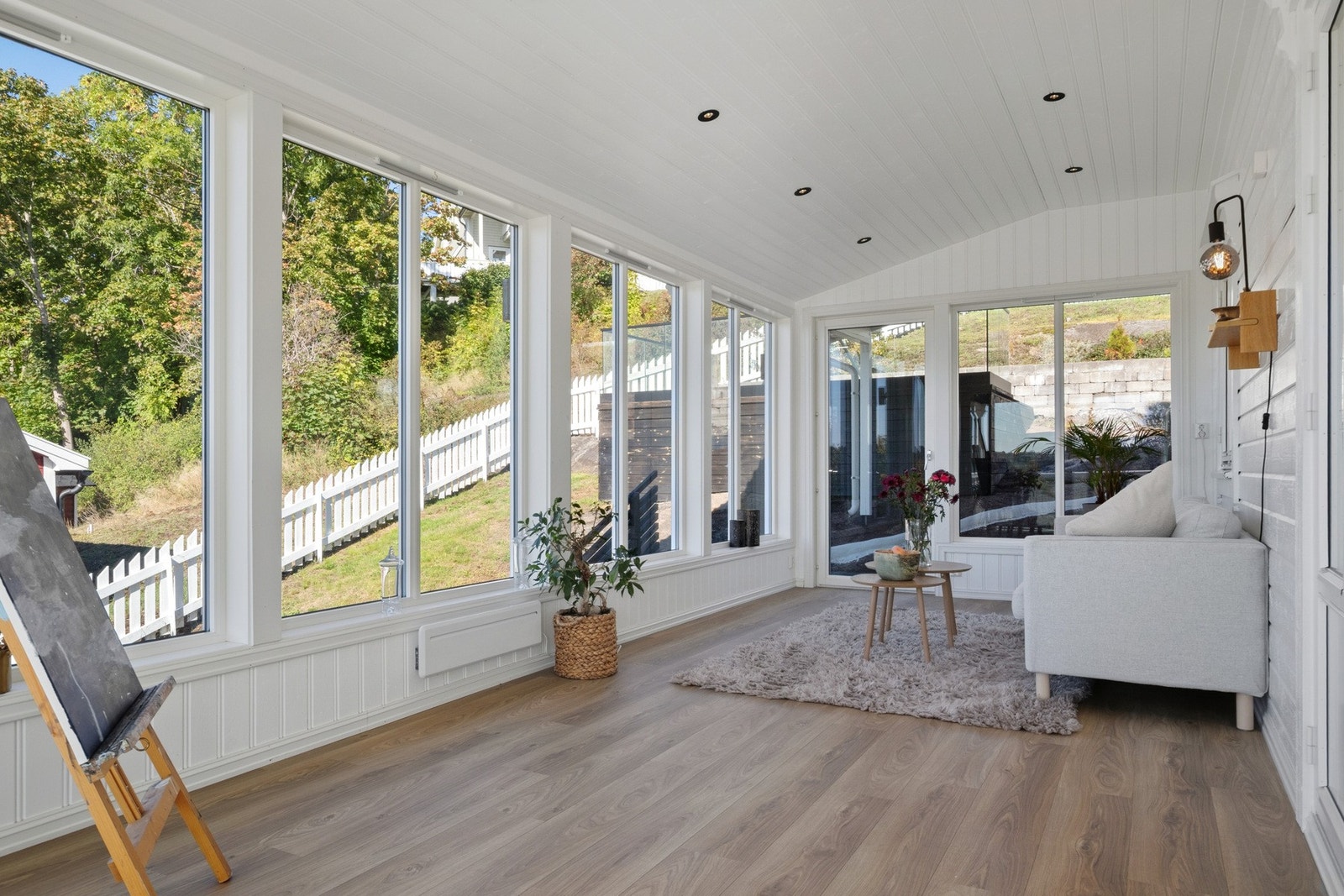 Den isolerte sommerstuen gjør det mulig å sitte ute hele året. Galleribilde