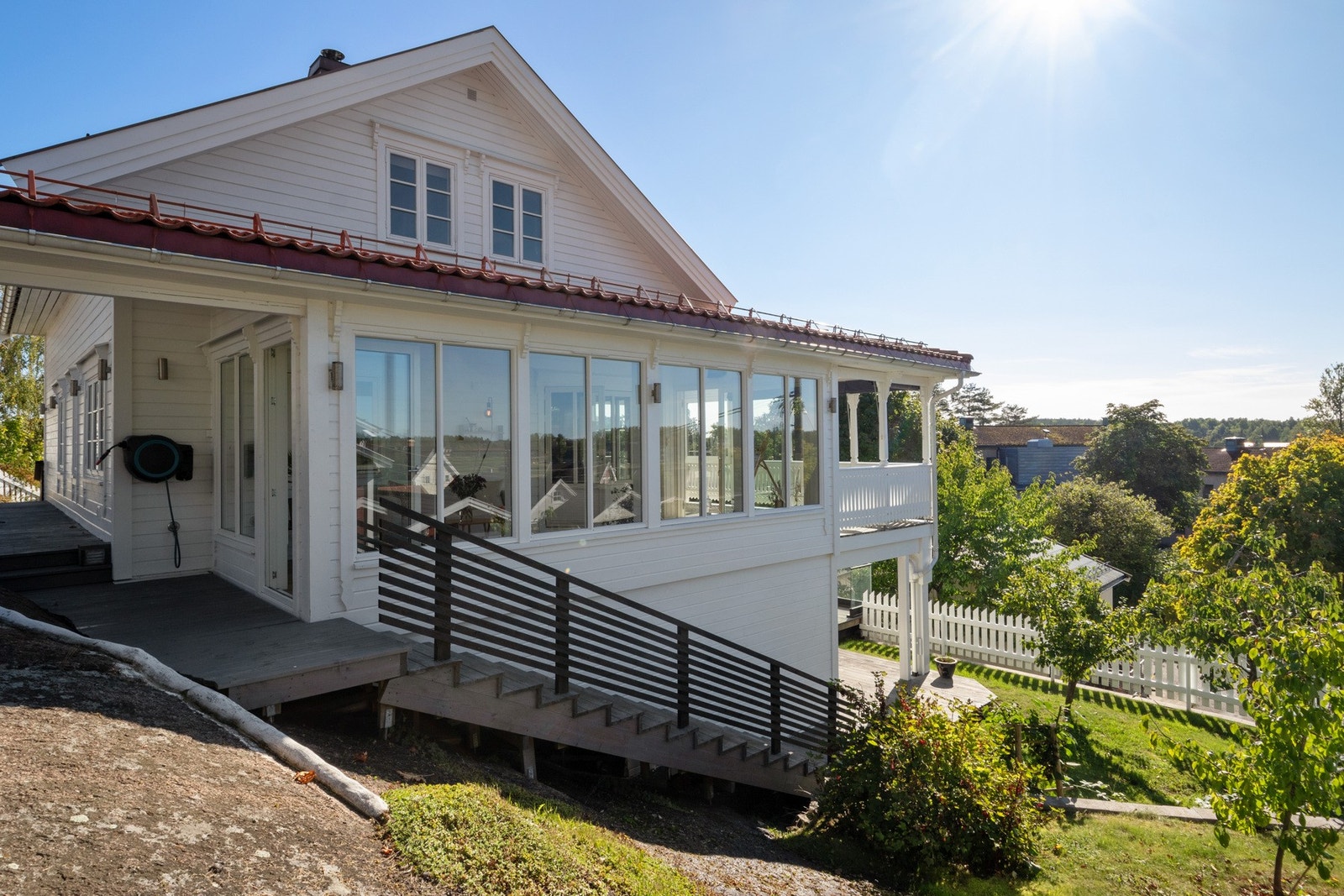 Nydelig og lun isolert sommerstue. Galleribilde