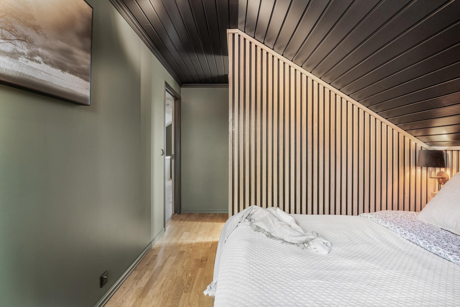 Hovedsoverommet er holdt i dype, delikate farger for å fremme god søvn, og bak spileveggen har du et walk-in closet. Galleribilde