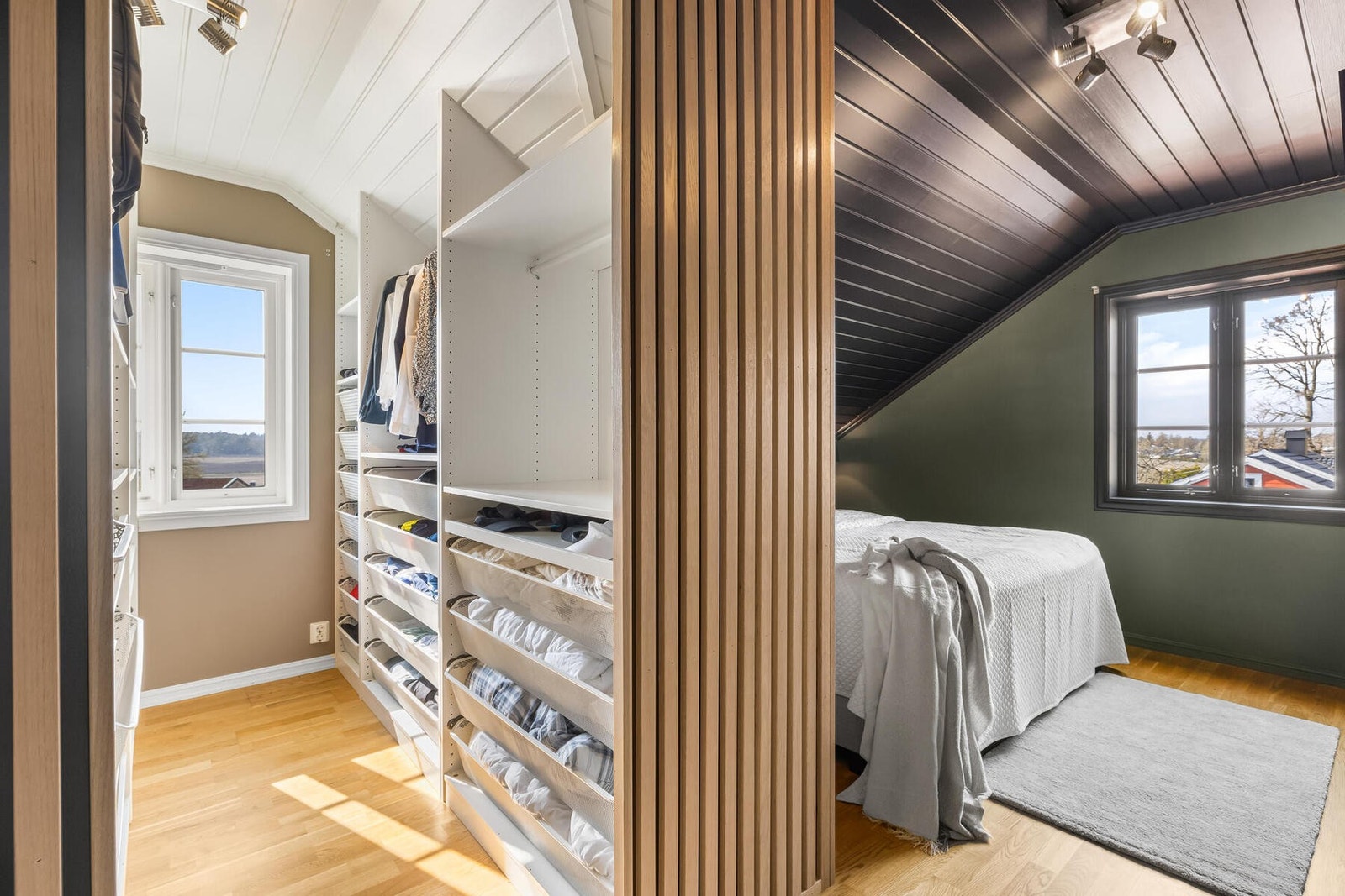 Walk-in closet. Galleribilde