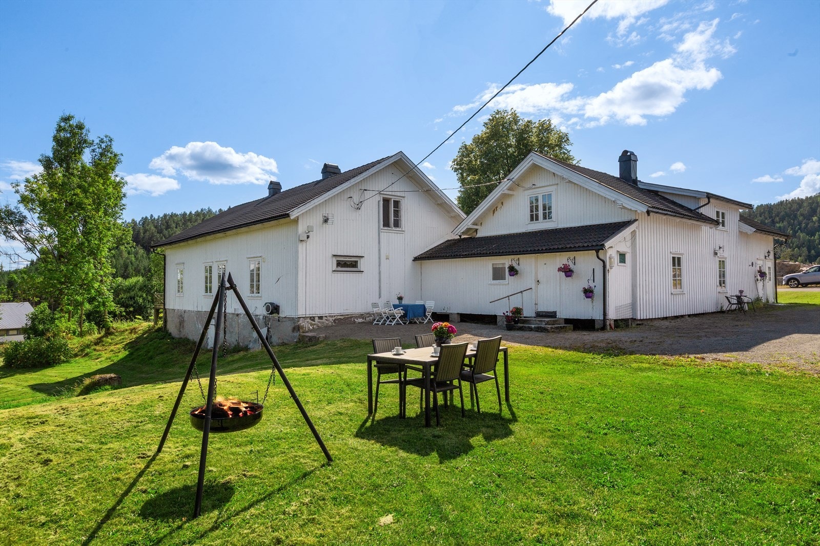 Fasade av hovedbygg til venstre og kårbolig (sidebygning til høyre) Galleribilde