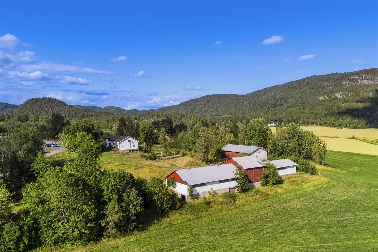 Dronefoto av gården nordover Galleribilde