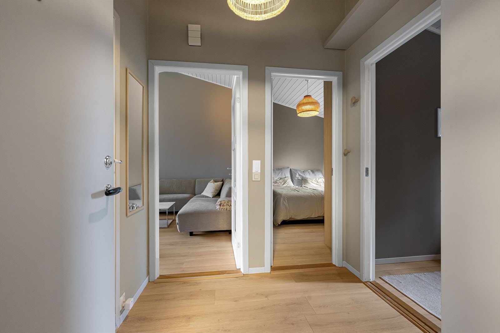 Nyoppusset gang i samme stil som resten av leiligheten. Galleribilde