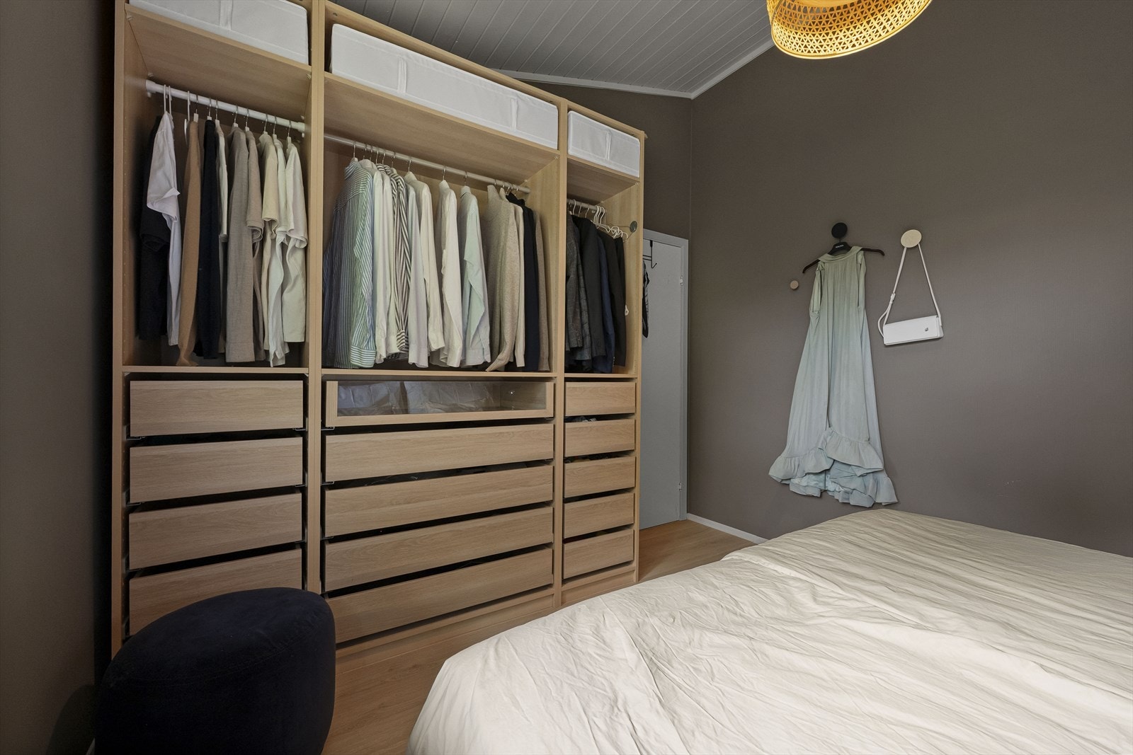 Stor garderobe medfølger. Galleribilde