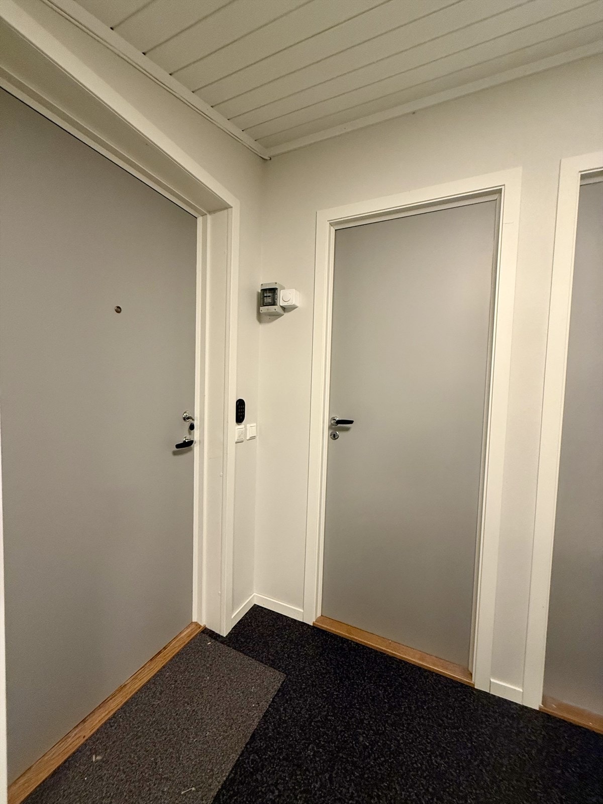 Rett ved inngangsdøren er det praktisk bod Galleribilde