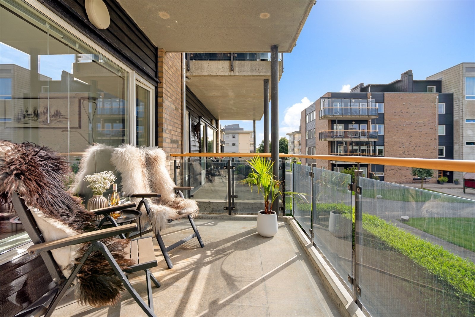 Herlig vestvendt balkong med plass til sittegruppe Galleribilde