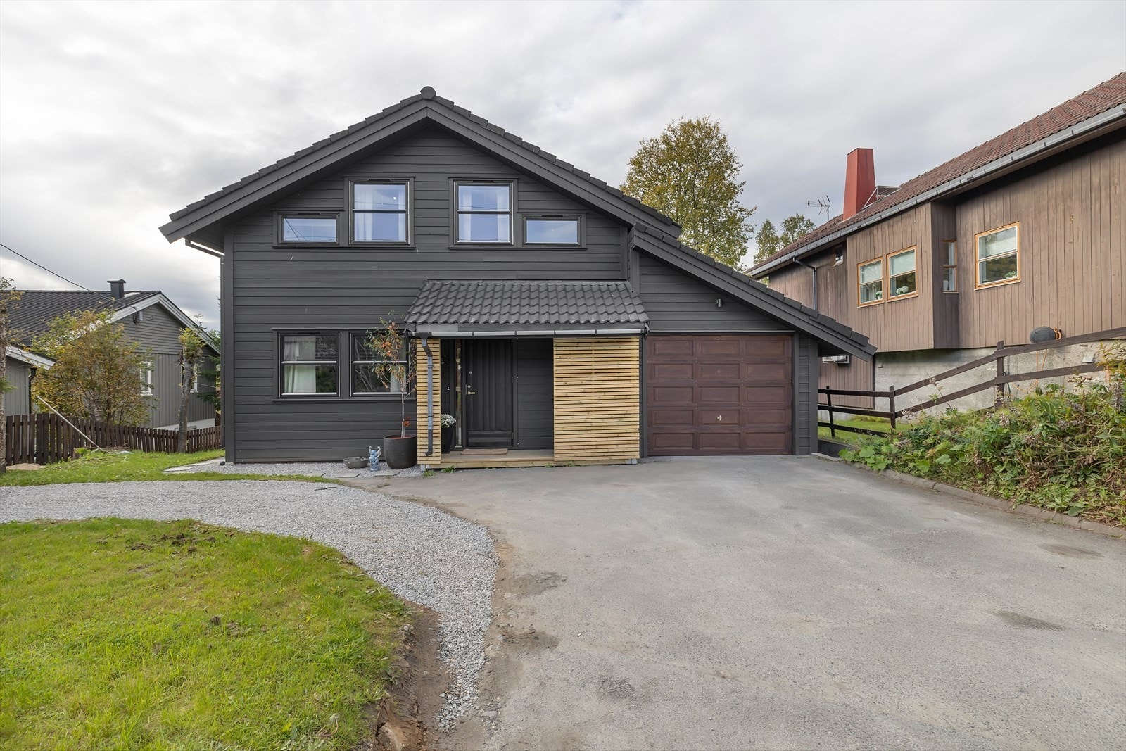 Huset ble malt opp for kort tid siden. Integrert garasje og asfaltert adkomst. Galleribilde