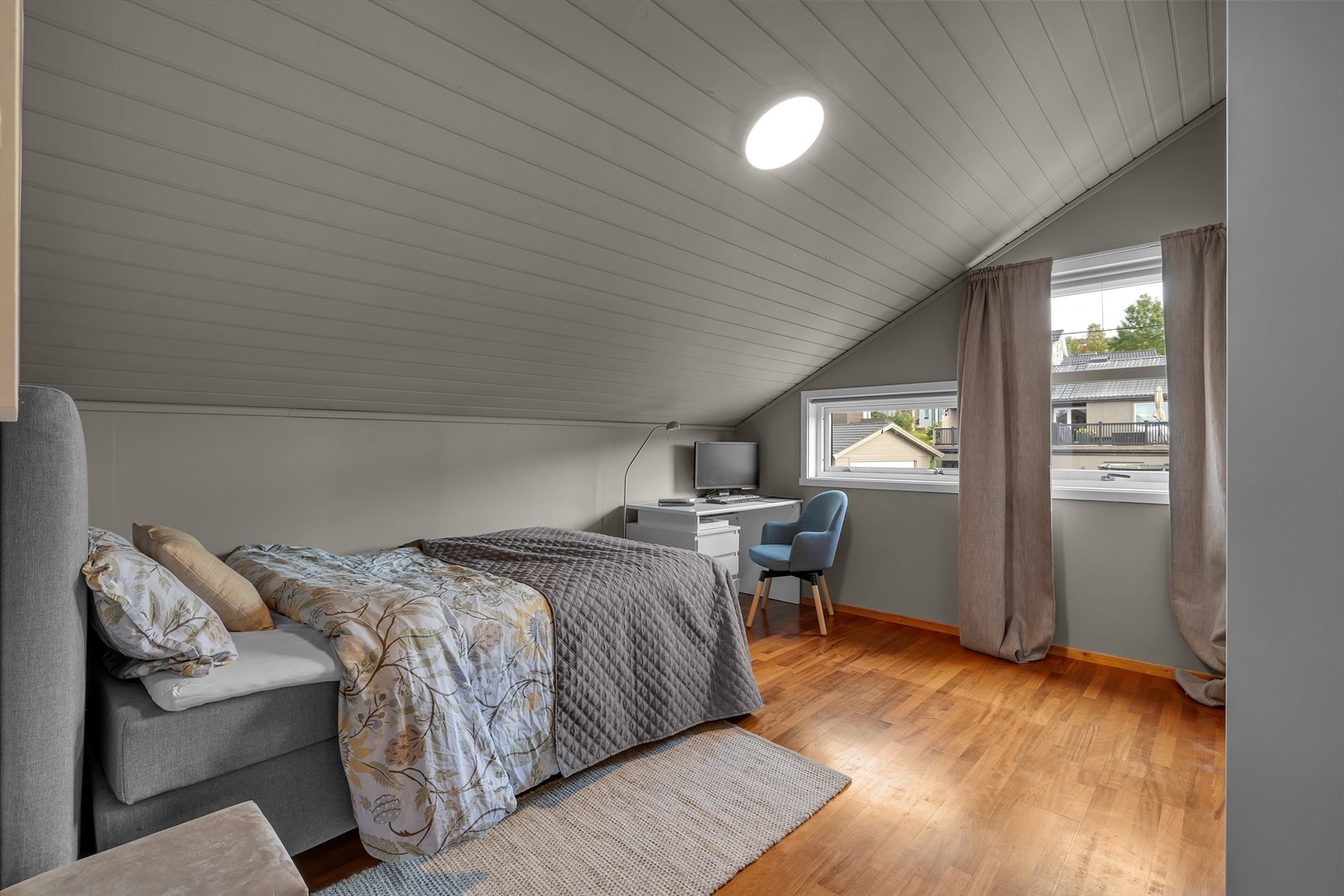 Hoveddelen har tre soverom der to av disse er i øverste halvplan og det siste er ved entre/hall. Galleribilde