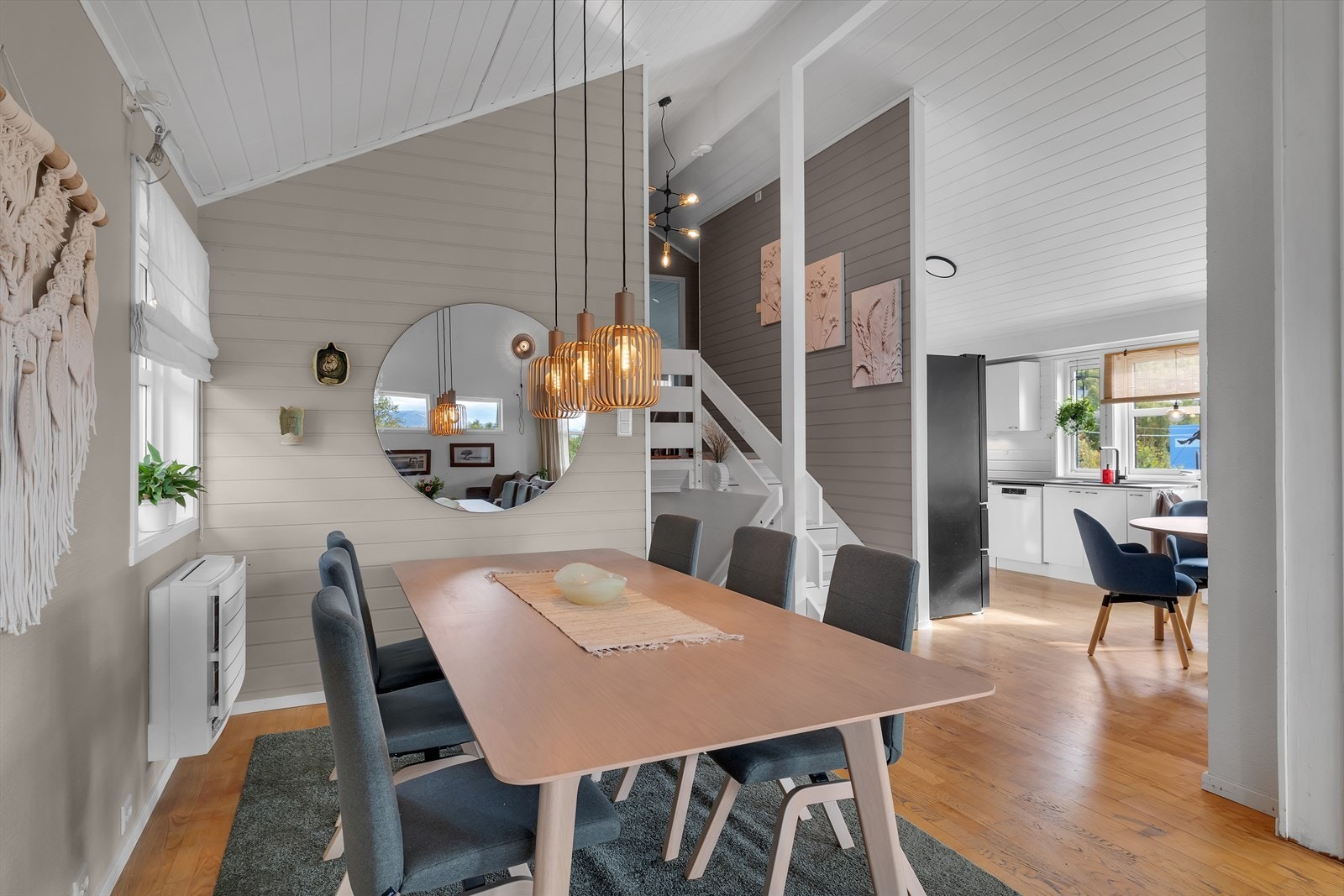 God plass til stor spisegruppe i tillegg til frokostsonen ved kjøkkenet. Galleribilde