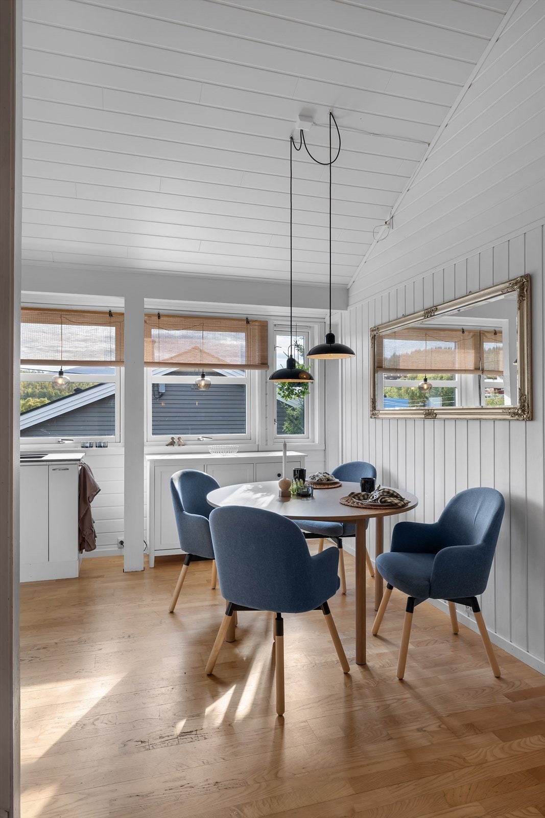Husets hoveddel har rikelig med vindusflater som slipper inn mye lys. Galleribilde