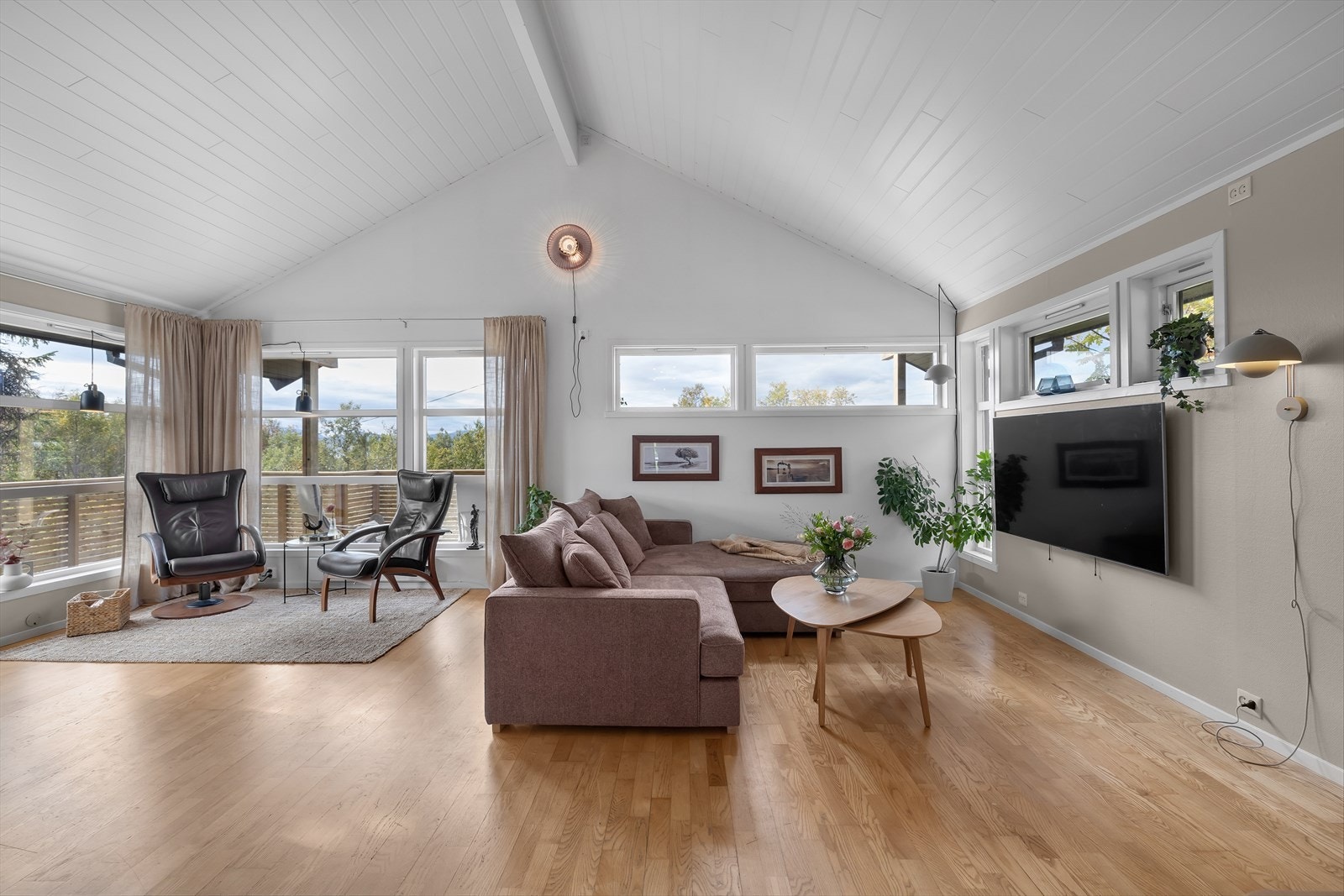 Velkommen inn i 1. etasje / hoveddel. Flott stue med god takhøyde og store vindusflater. Flott utsikt til Kvaløyfjellene og omgivelsene. Galleribilde