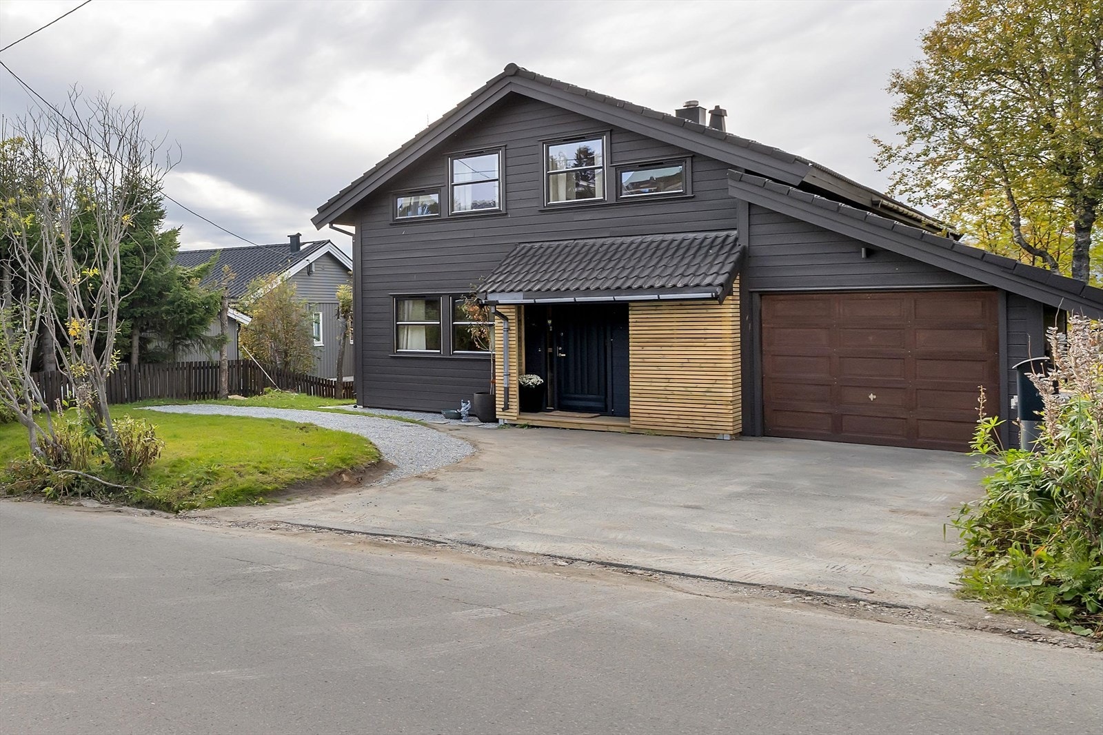 Sentralt plassert med kort gangavstand til butikk, Jekta og skolene. Galleribilde
