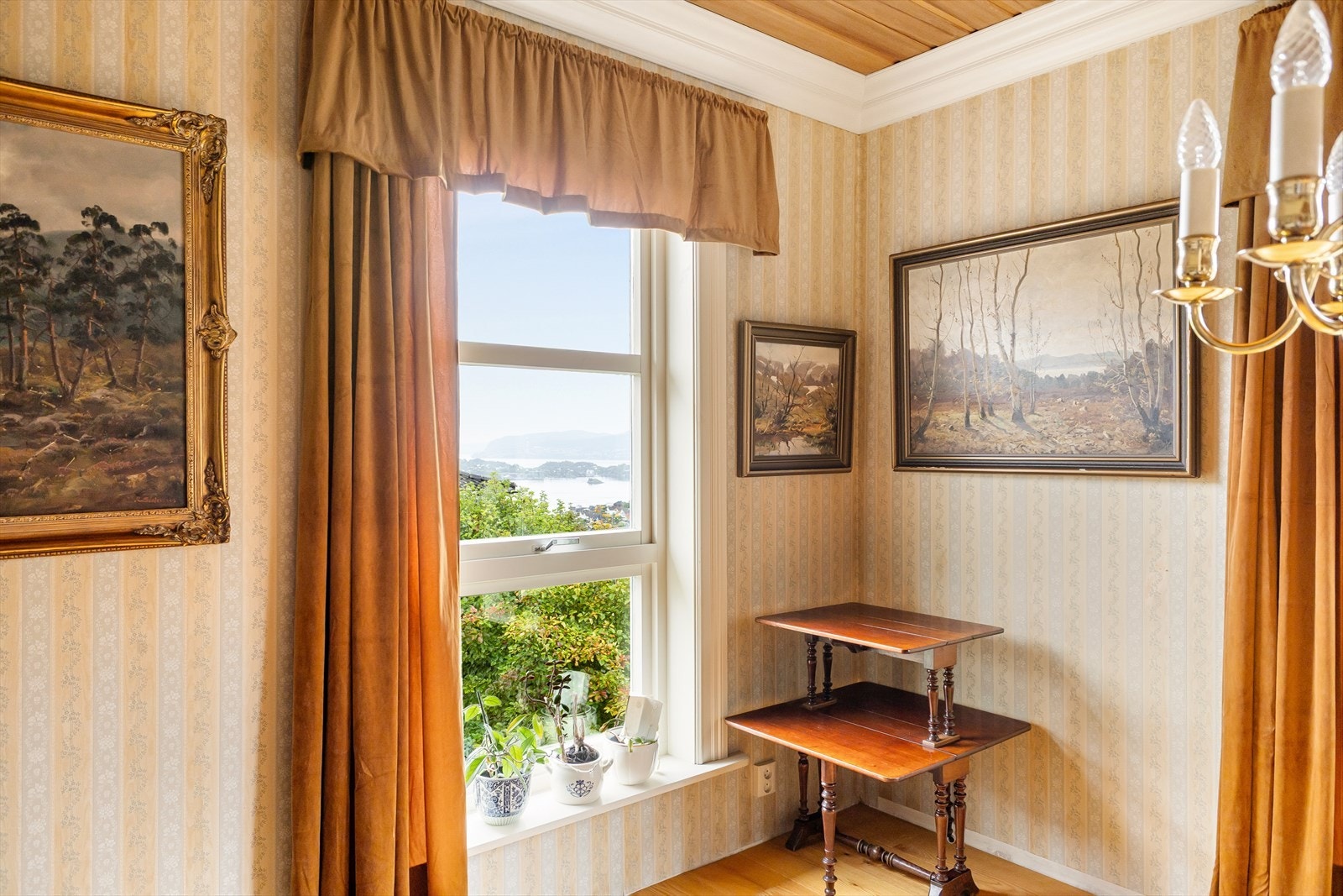 Utsikten mot Byfjorden får du helt inn i spisestuen. Galleribilde