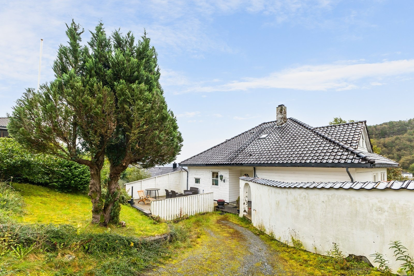 Det er privat innkjørsel og stor tomt på over ett mål. Galleribilde