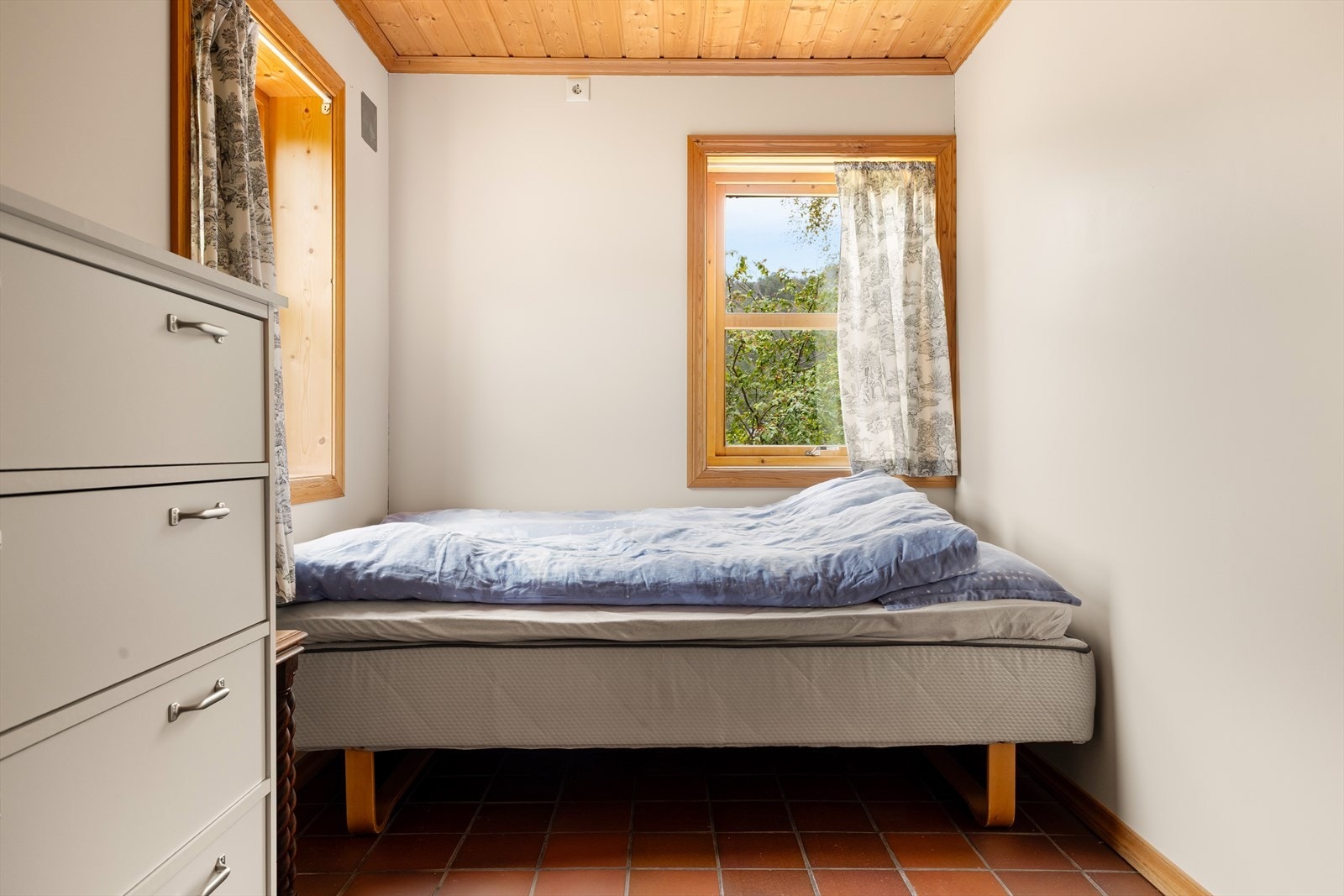 Det er god plass til seng, garderobe og nattbord på alle soverom. Galleribilde