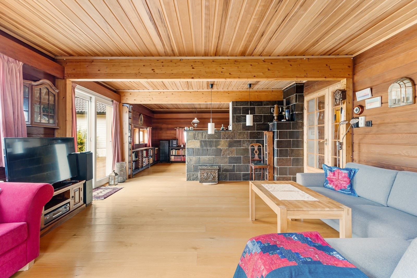 Stuen er svært romslig med peisen som midtpunkt. Galleribilde