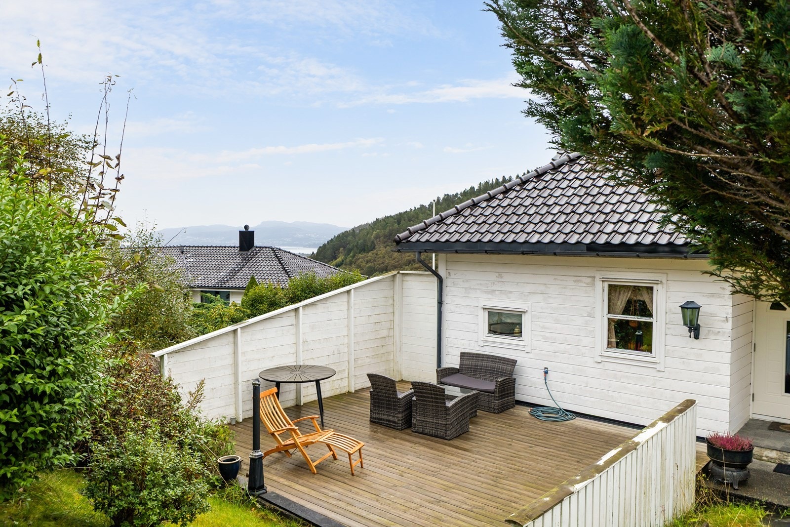 Deler av terrassen er på fremsiden av huset rett ved inngangspartiet. Galleribilde