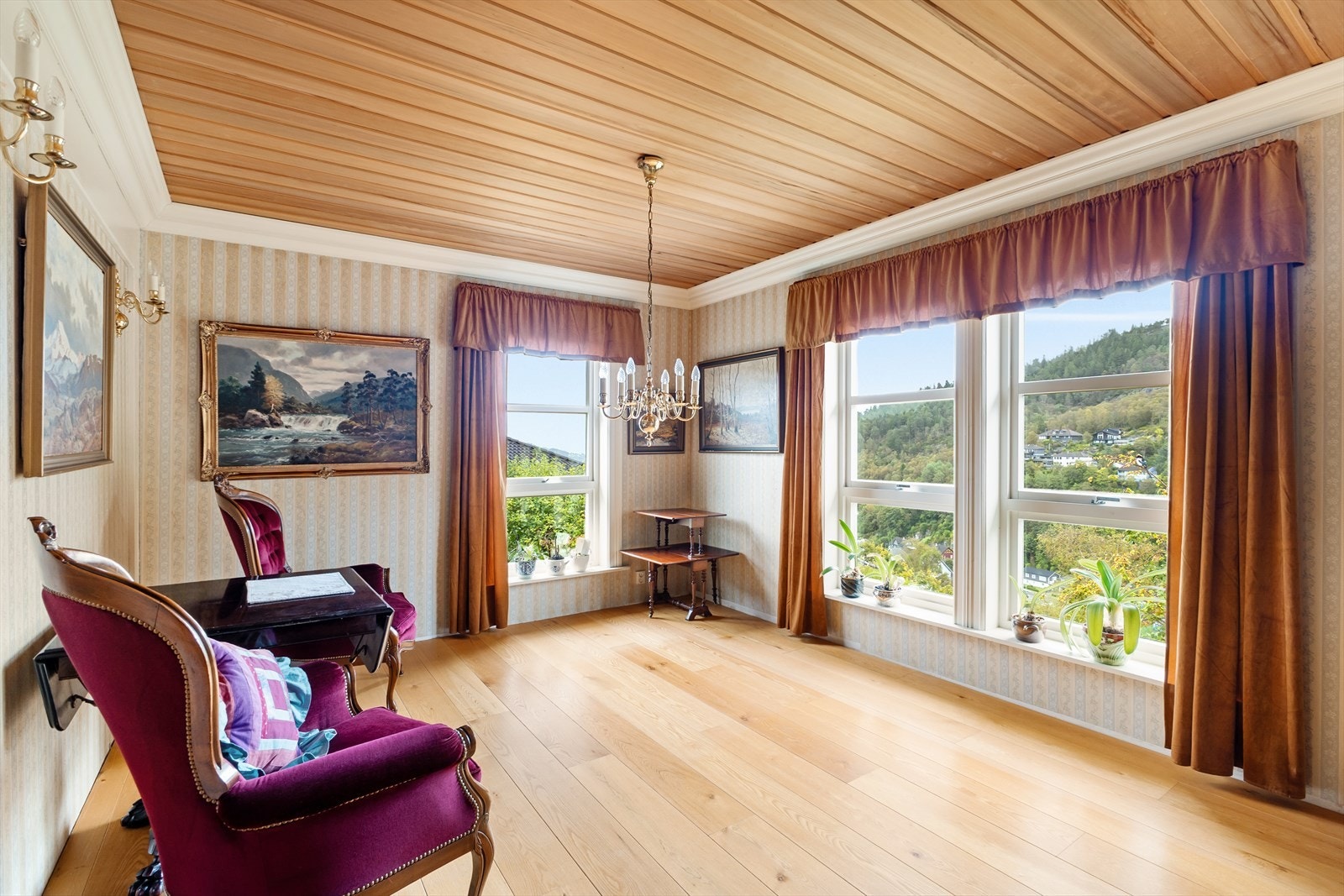 Spisestuen måler 16,2 m² og er vegg i vegg med matbod og kjøkken. Galleribilde