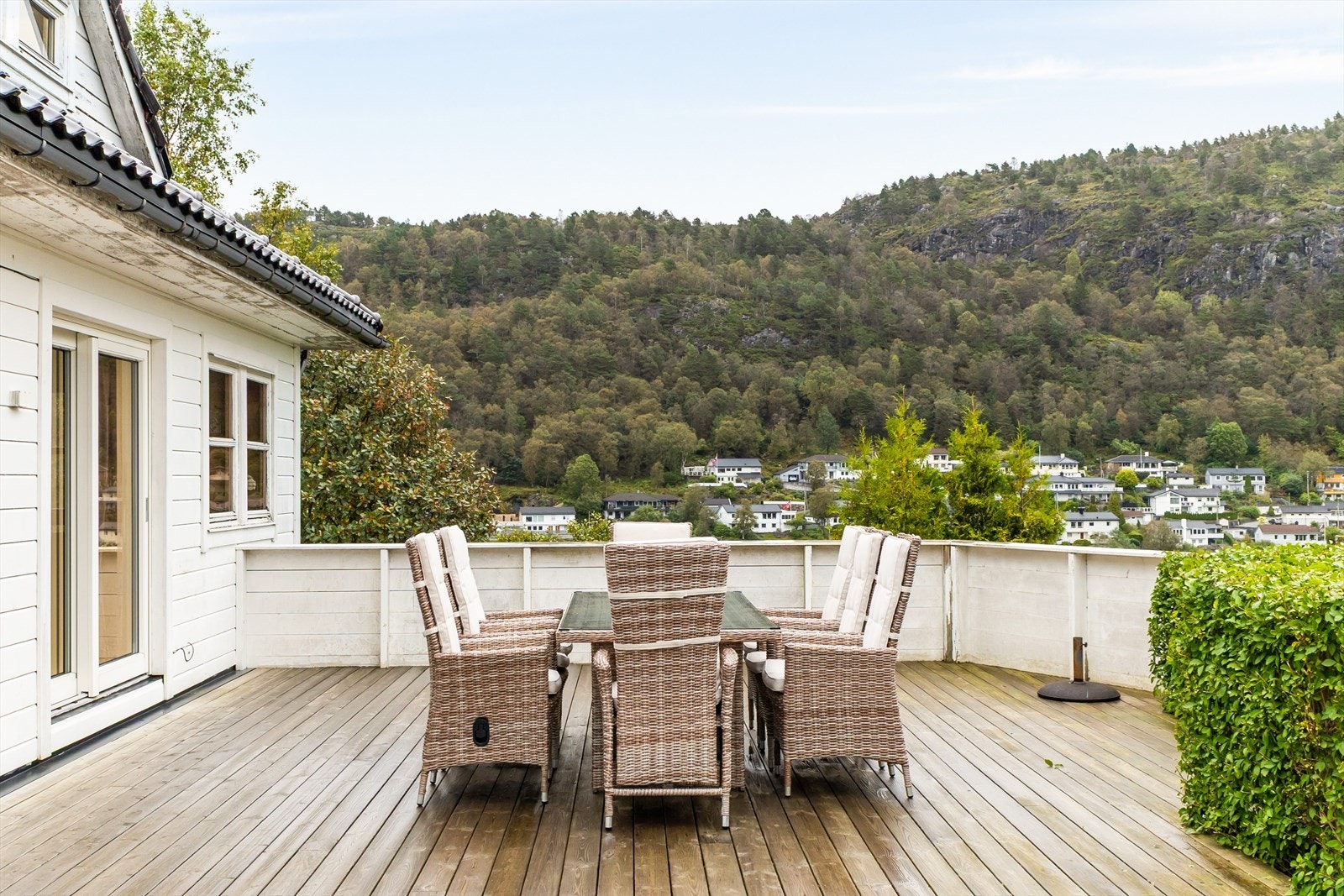 Det er 101 m² stor terrasse med mange innredningsmuligheter. Galleribilde
